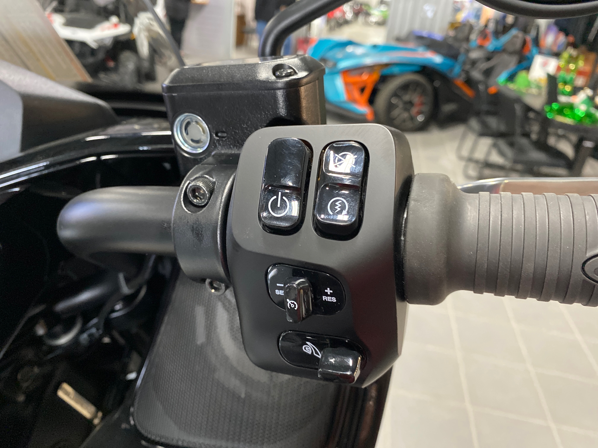 2024 Indian Motorcycle Challenger® Dark Horse® Icon with PowerBand Audio Package in Ottumwa, Iowa - Photo 14