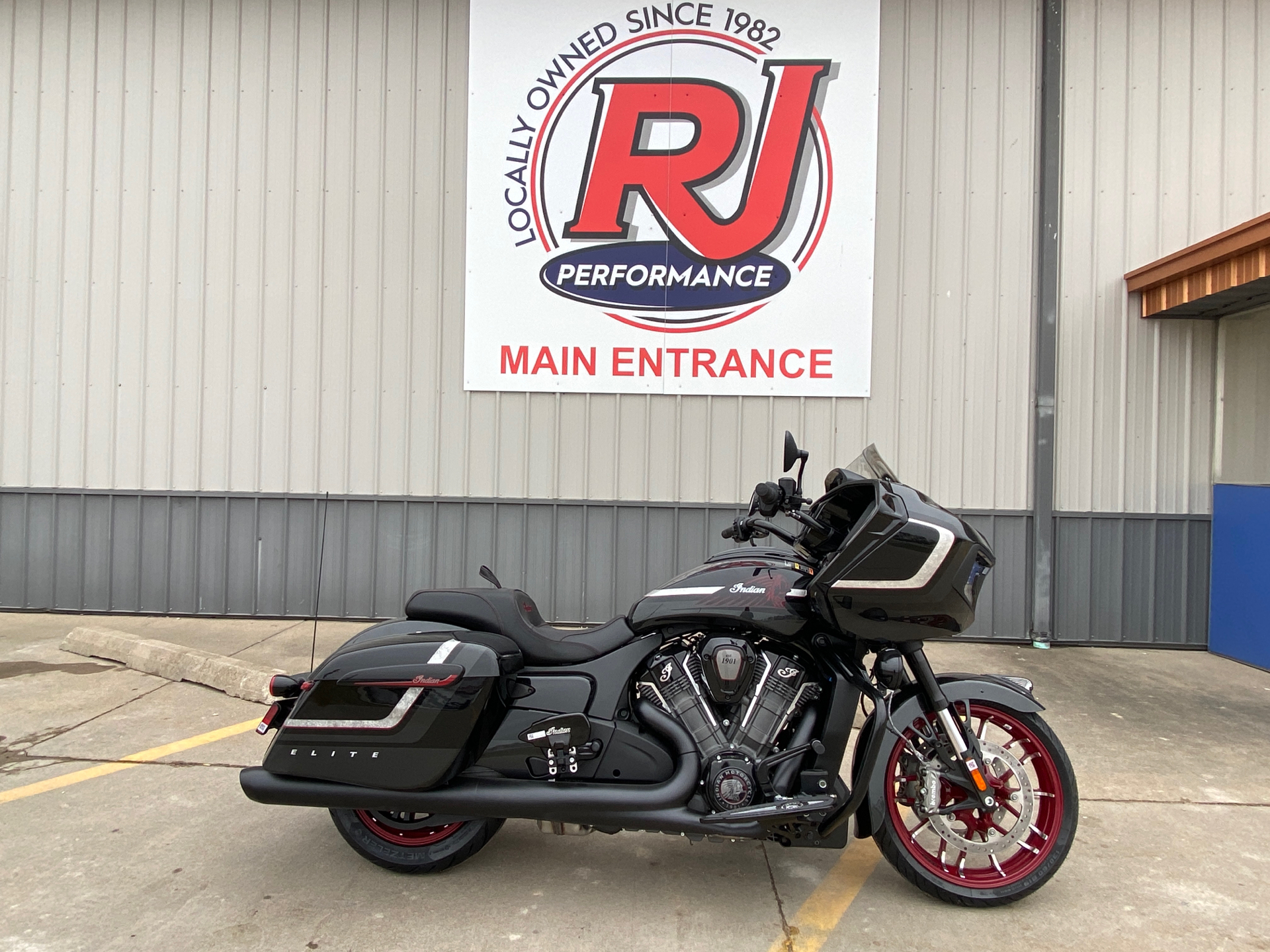 2024 Indian Motorcycle Challenger® Elite in Ottumwa, Iowa - Photo 1