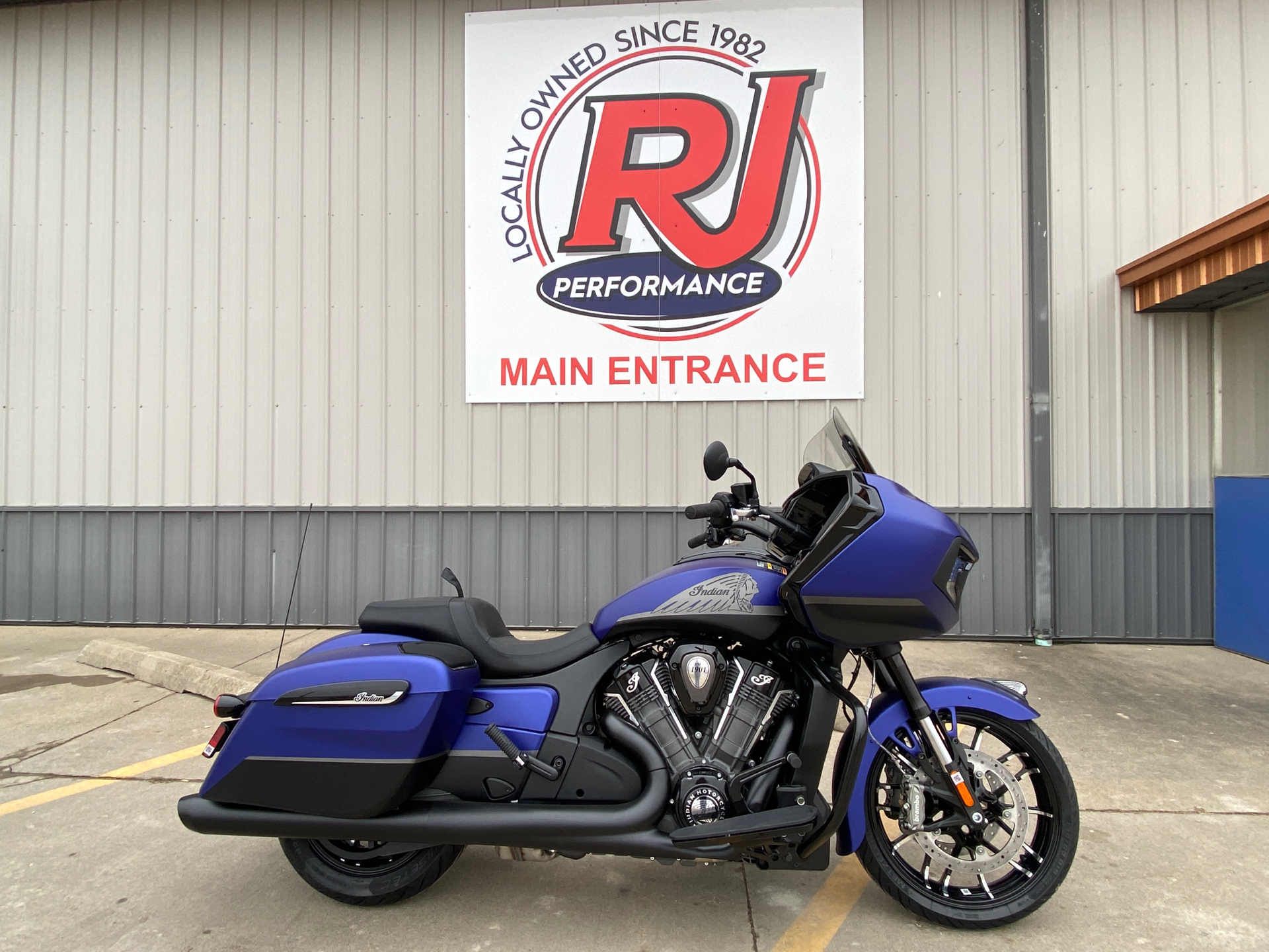 2024 Indian Motorcycle Challenger® Dark Horse® with PowerBand Audio Package in Ottumwa, Iowa - Photo 1