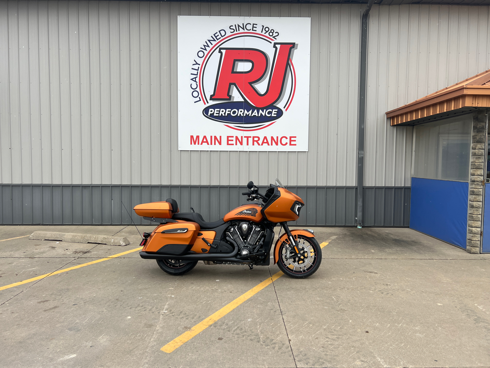 2022 Indian Motorcycle Challenger® Dark Horse® Icon in Ottumwa, Iowa - Photo 1