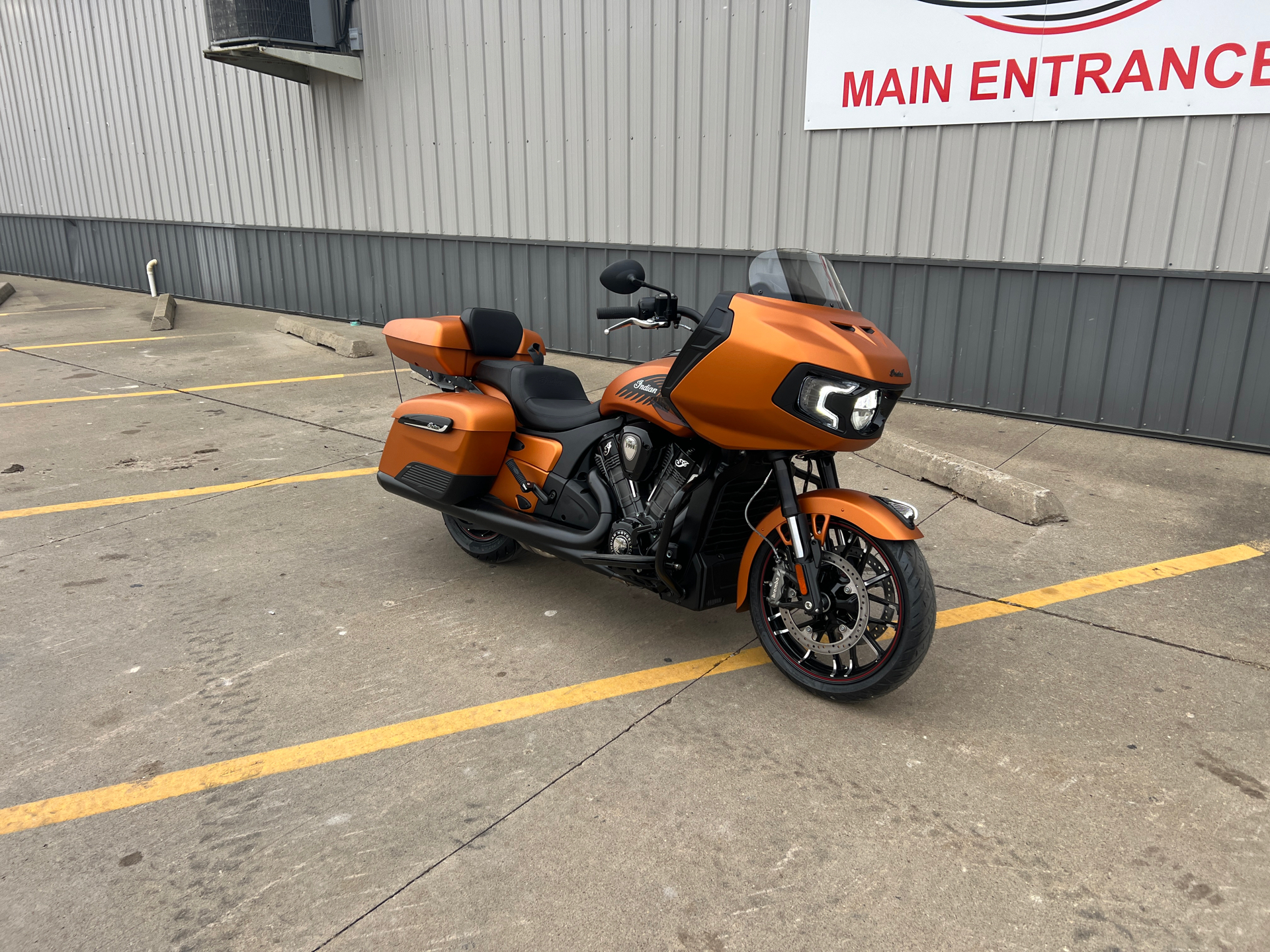 2022 Indian Motorcycle Challenger® Dark Horse® Icon in Ottumwa, Iowa - Photo 2