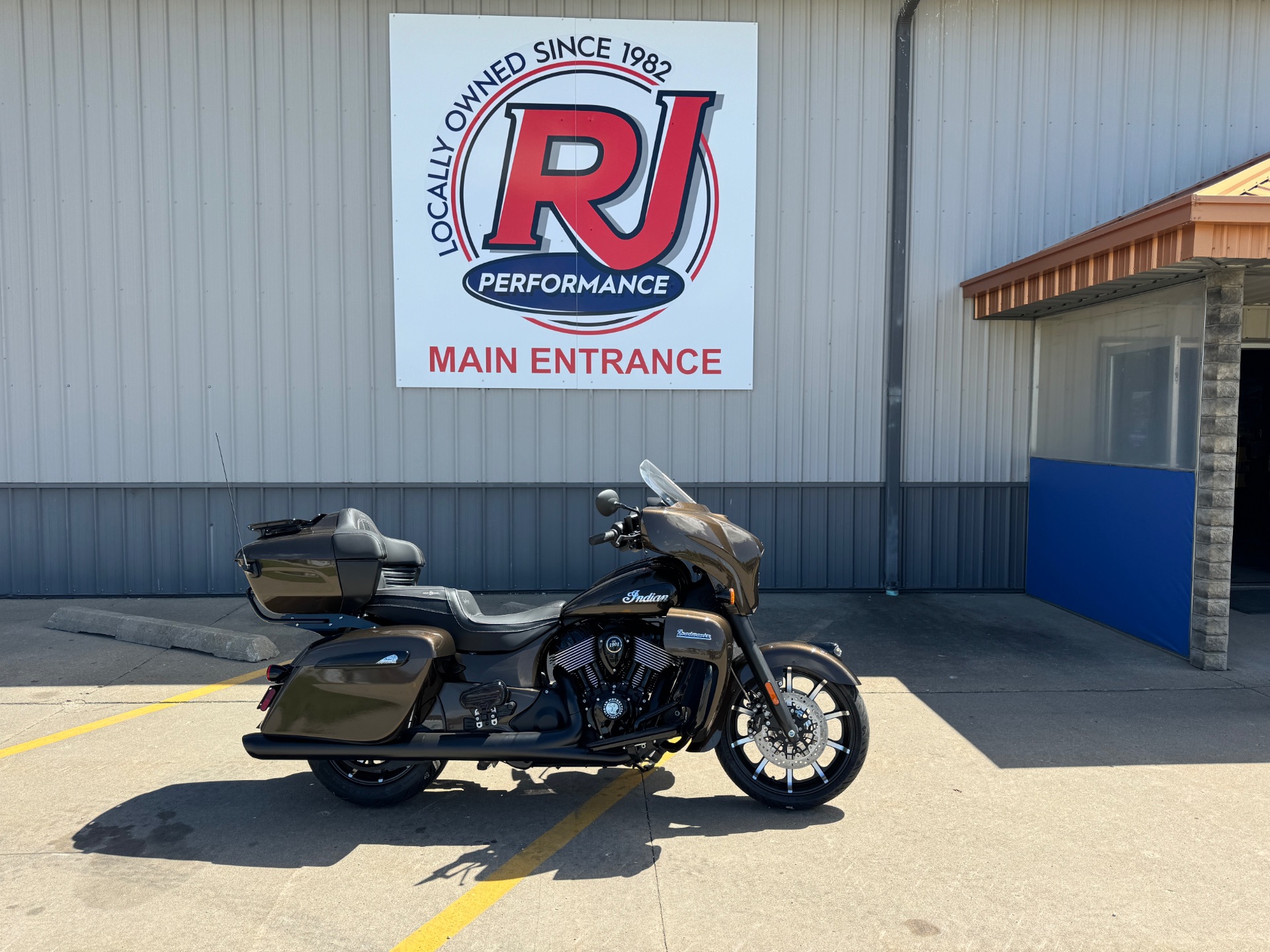 2023 Indian Motorcycle Roadmaster® Dark Horse® in Ottumwa, Iowa - Photo 1