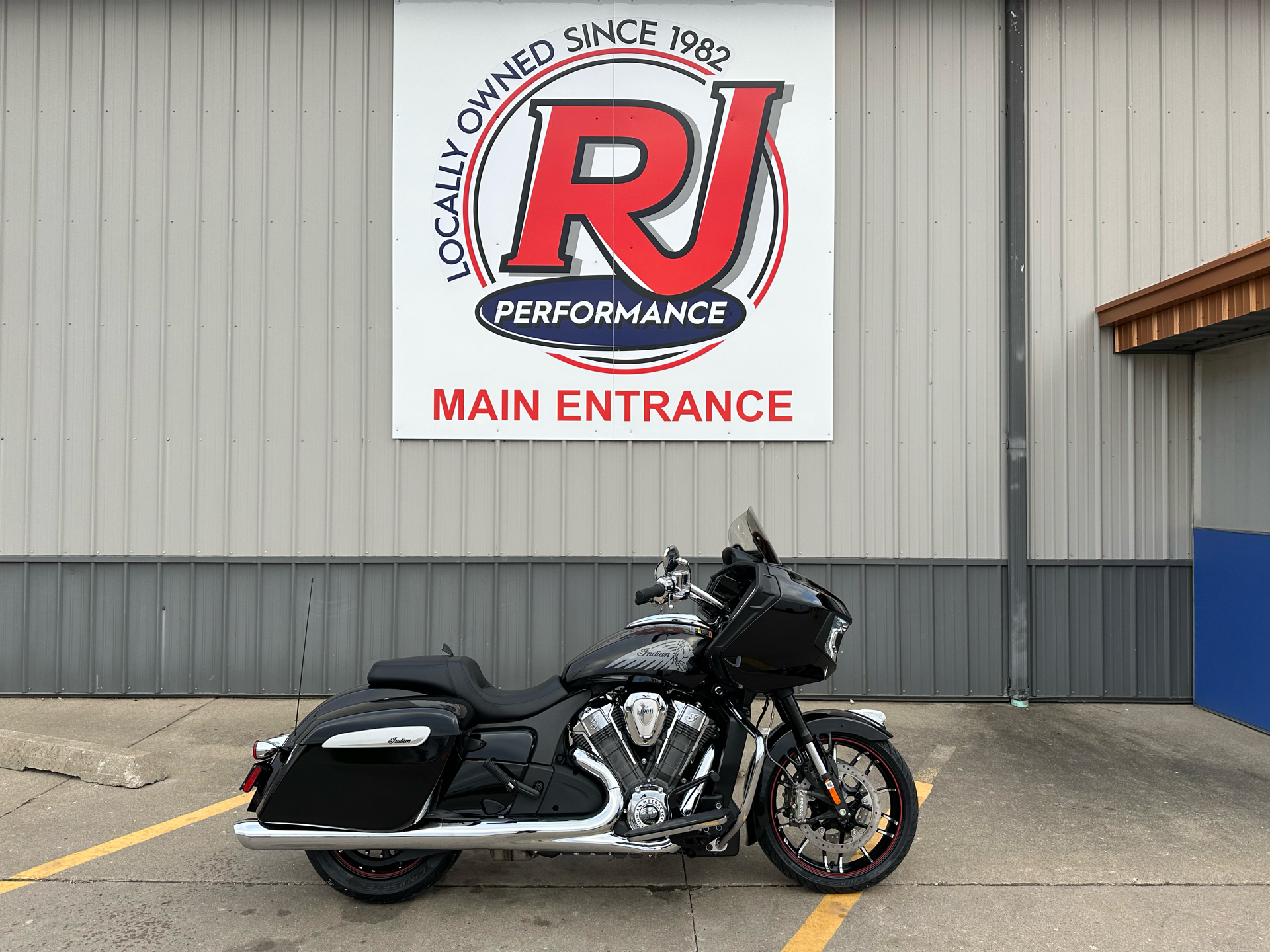 2023 Indian Motorcycle Challenger® Limited in Ottumwa, Iowa - Photo 1