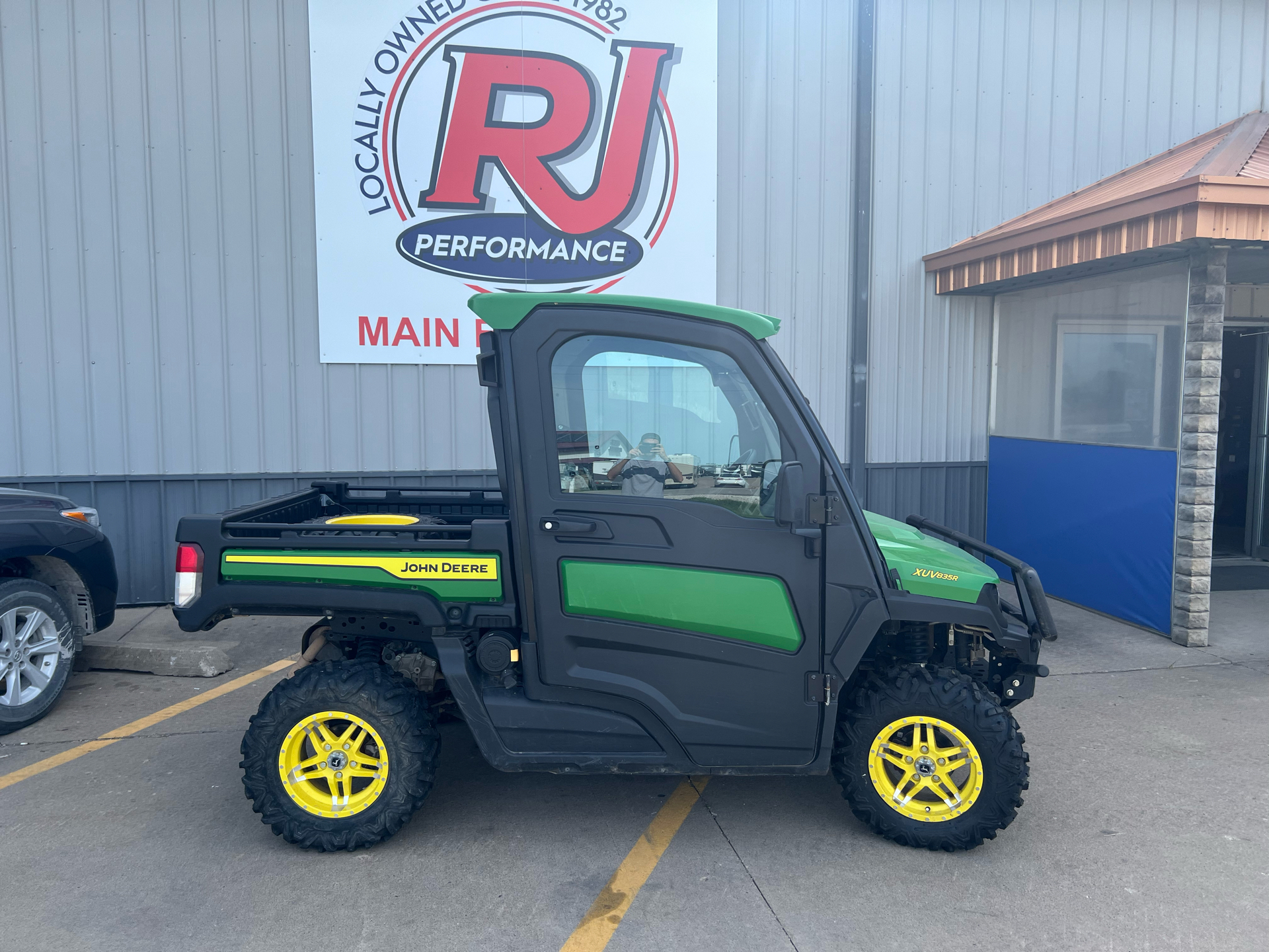 John Deere XUV835M with HVAC Image