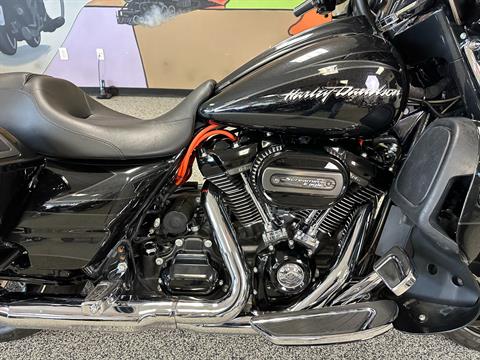 2017 Harley-Davidson CVO™ Street Glide® in Knoxville, Tennessee - Photo 5