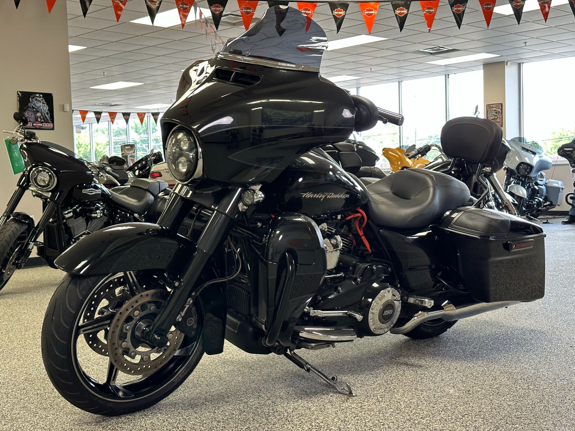 2017 Harley-Davidson CVO™ Street Glide® in Knoxville, Tennessee - Photo 12