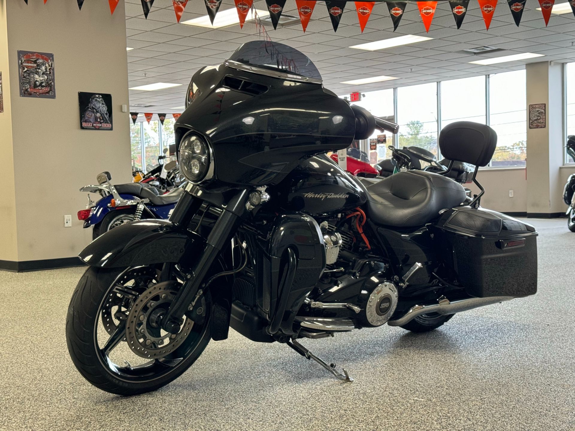 2017 Harley-Davidson CVO™ Street Glide® in Knoxville, Tennessee - Photo 12