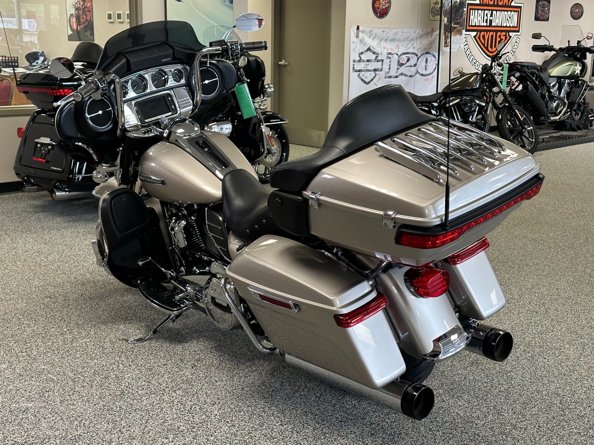 2018 Harley-Davidson Electra Glide® Ultra Classic® in Knoxville, Tennessee - Photo 12