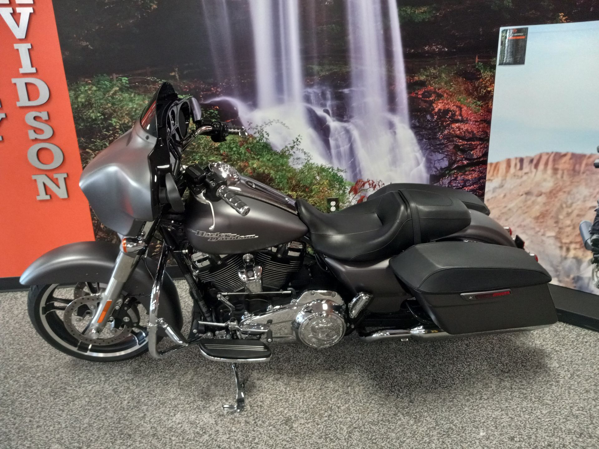 2017 Harley-Davidson Street Glide® Special in Knoxville, Tennessee - Photo 3