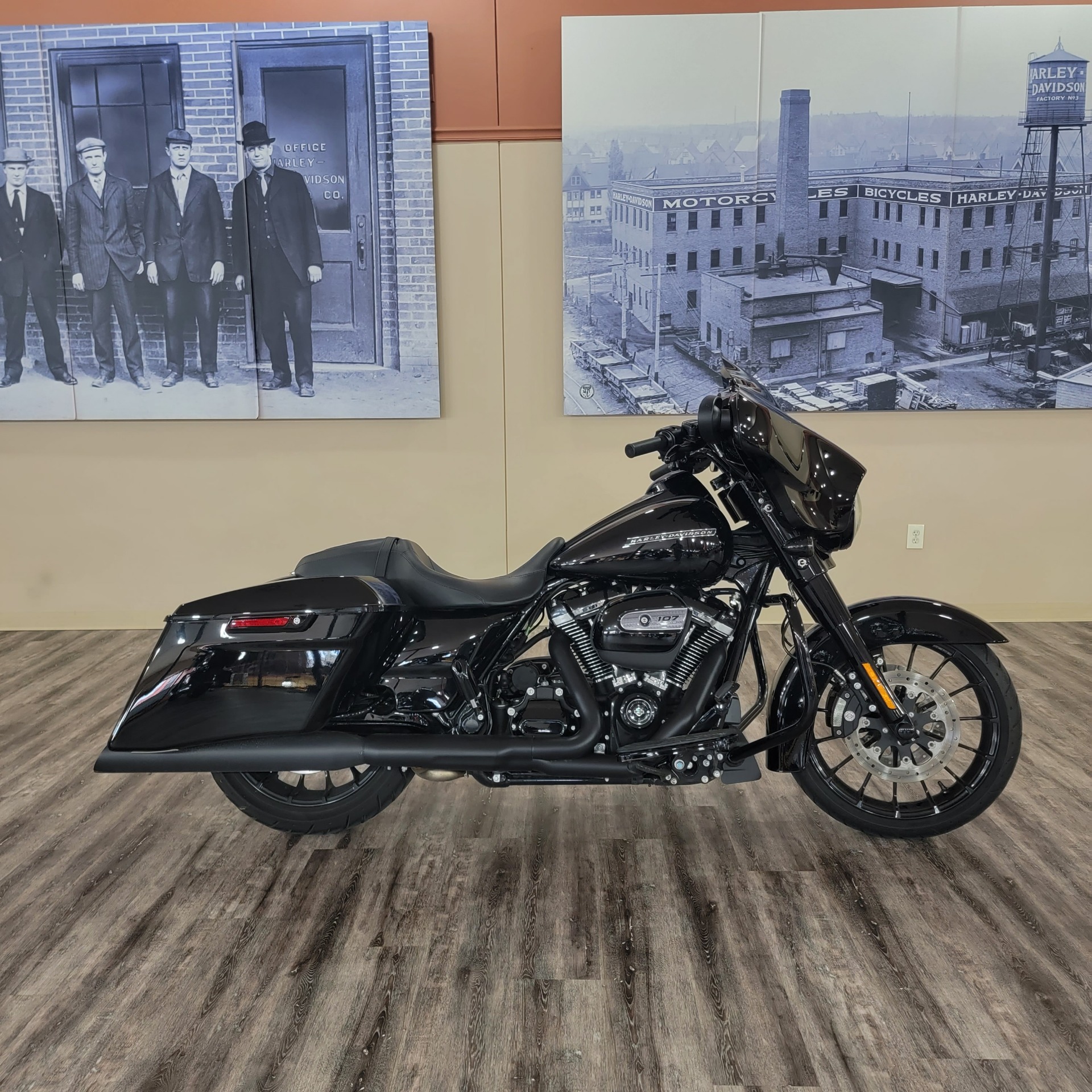 2018 Harley-Davidson Street Glide® Special in Knoxville, Tennessee - Photo 2