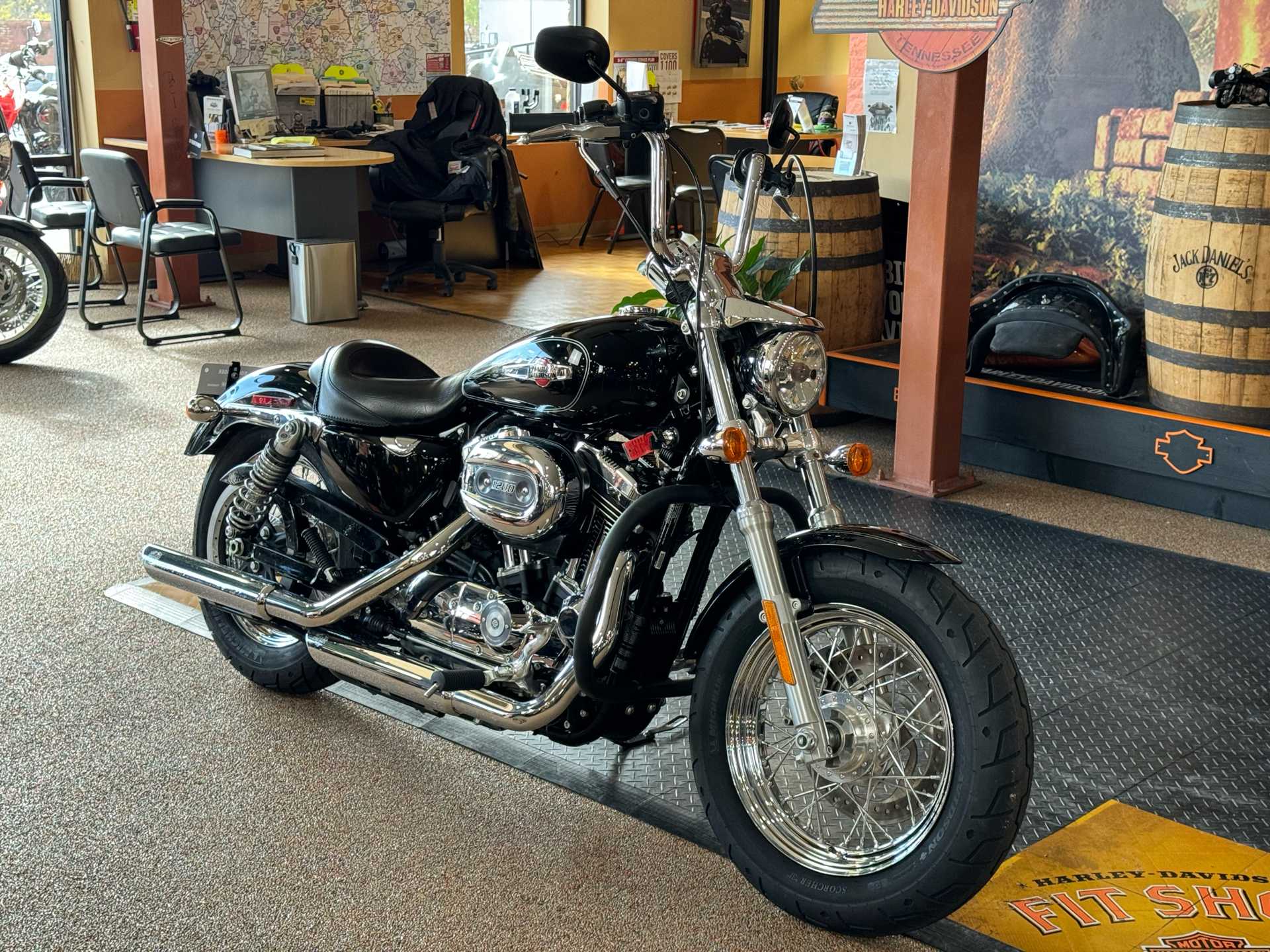 2017 Harley-Davidson 1200 Custom in Knoxville, Tennessee - Photo 2