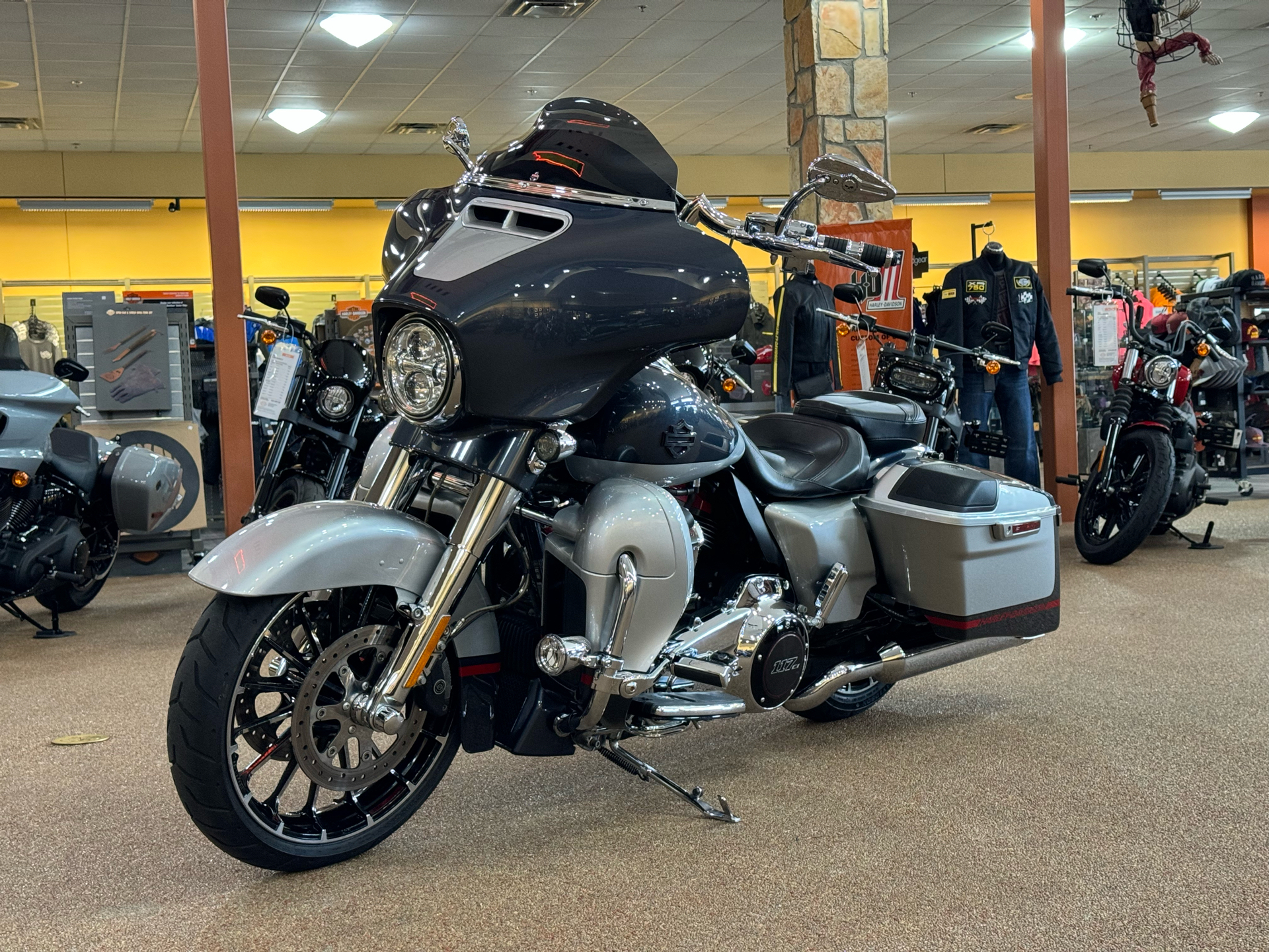 2019 Harley-Davidson CVO™ Street Glide® in Knoxville, Tennessee - Photo 14
