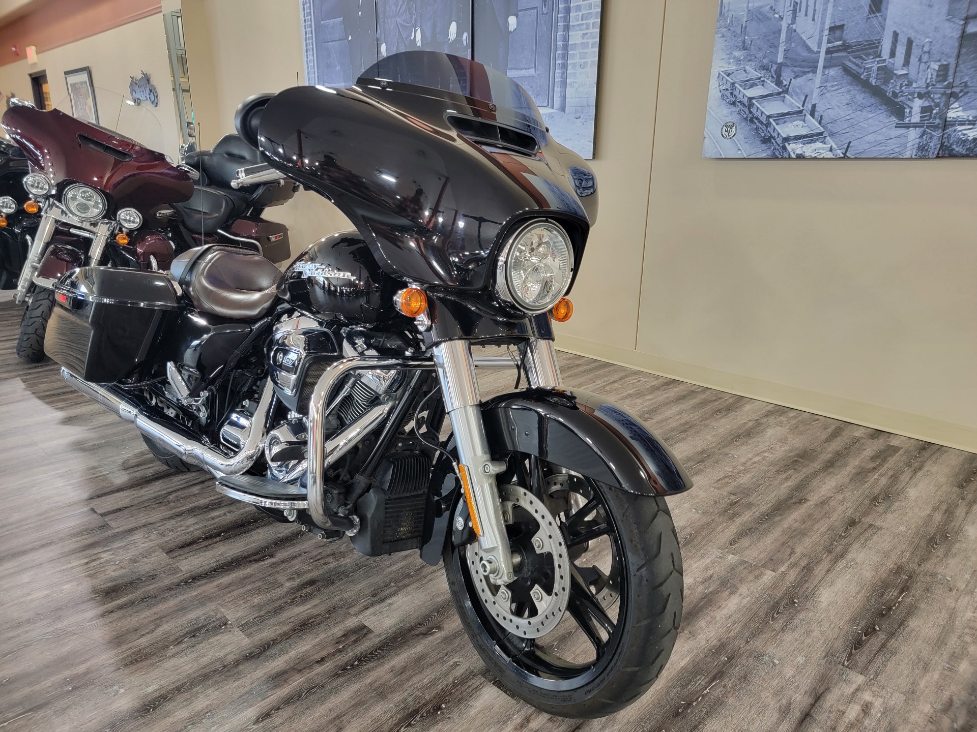 2017 Harley-Davidson Street Glide® Special in Knoxville, Tennessee - Photo 2