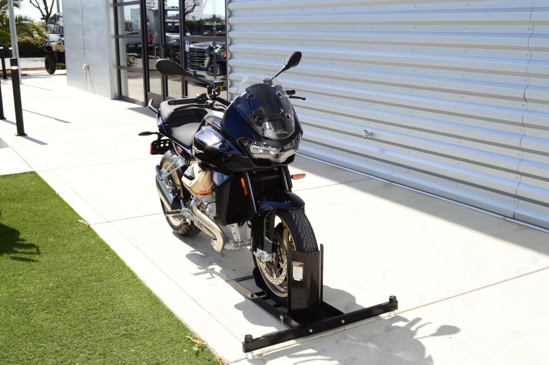 2024 Moto Guzzi V100 Mandello in Elk Grove, California - Photo 3