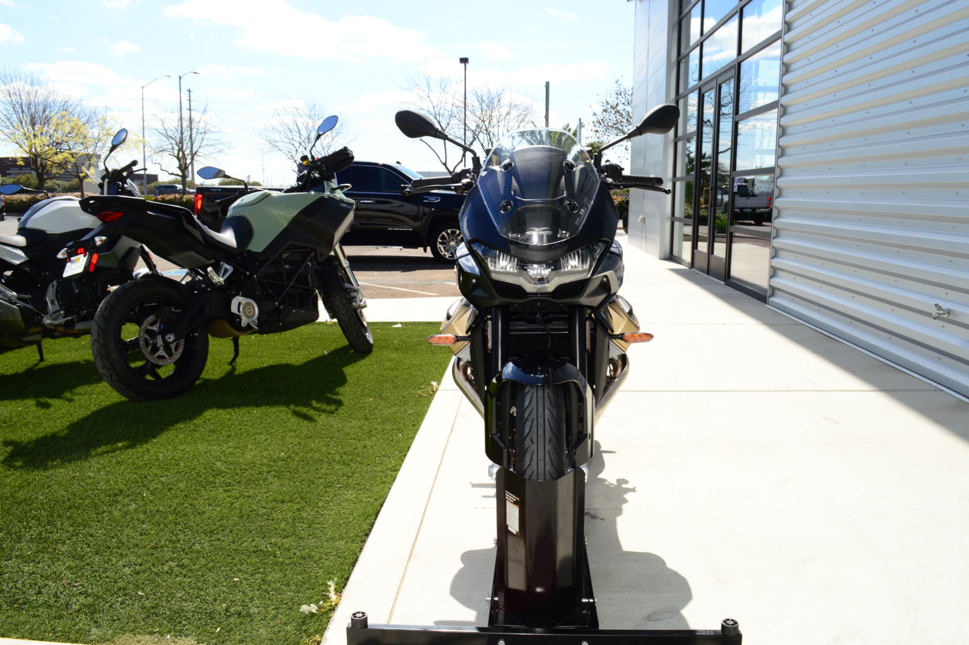 2024 Moto Guzzi V100 Mandello in Elk Grove, California - Photo 2