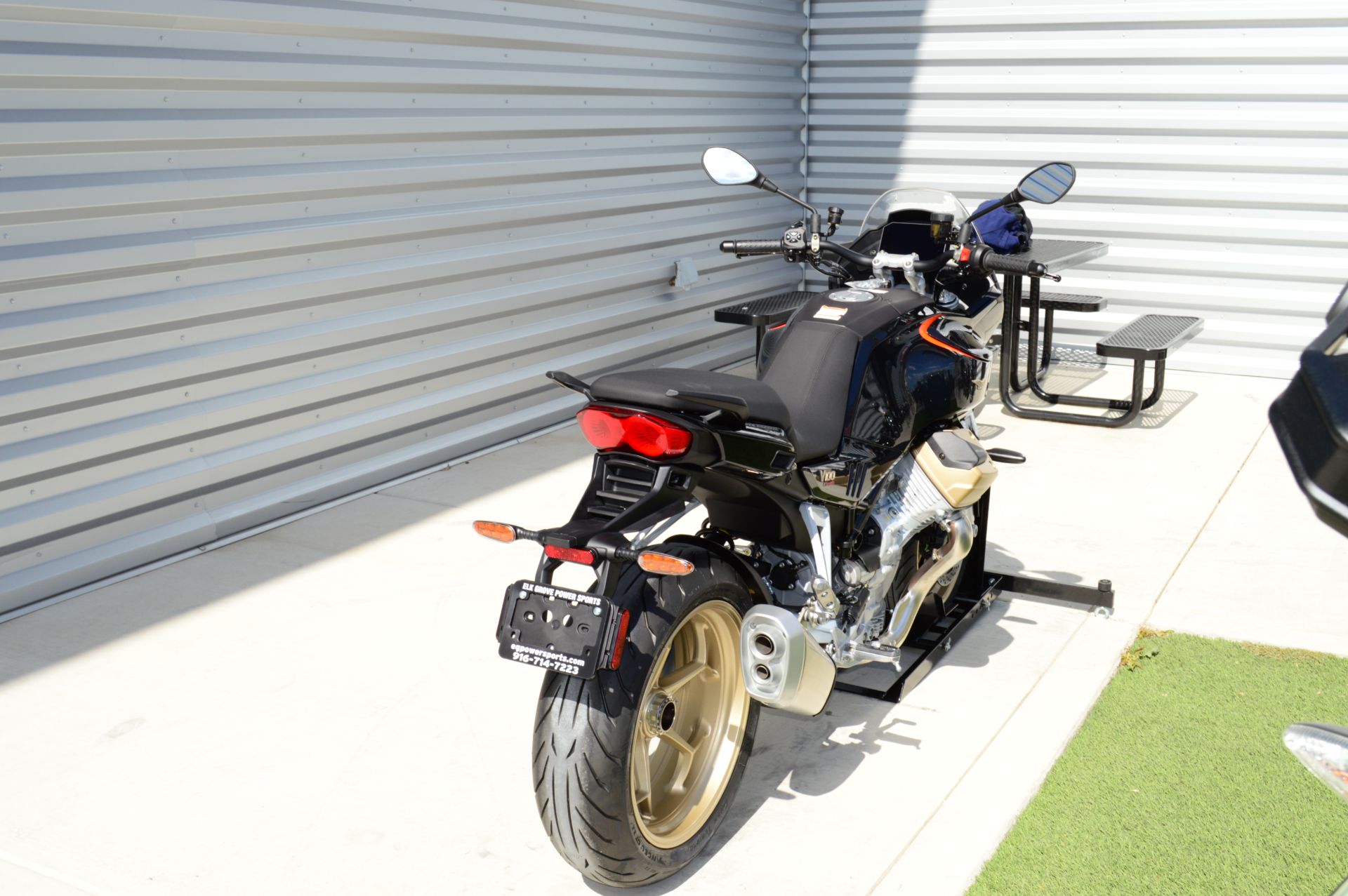 2024 Moto Guzzi V100 Mandello in Elk Grove, California - Photo 6