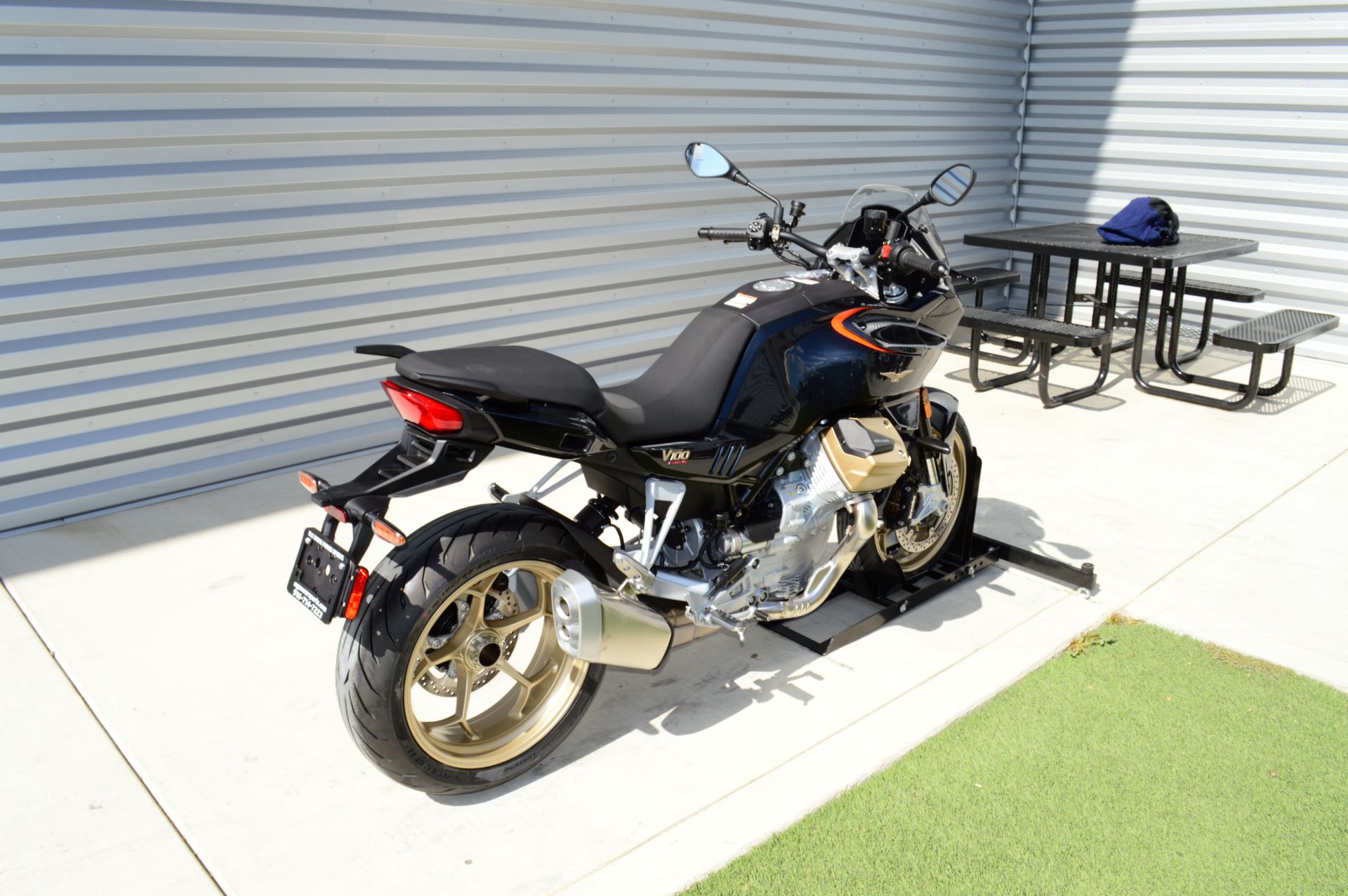 2024 Moto Guzzi V100 Mandello in Elk Grove, California - Photo 5