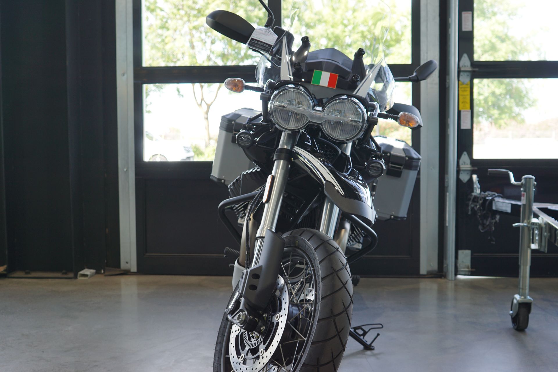 2022 Moto Guzzi V85 TT Guardia D’onore E5 in Elk Grove, California - Photo 2
