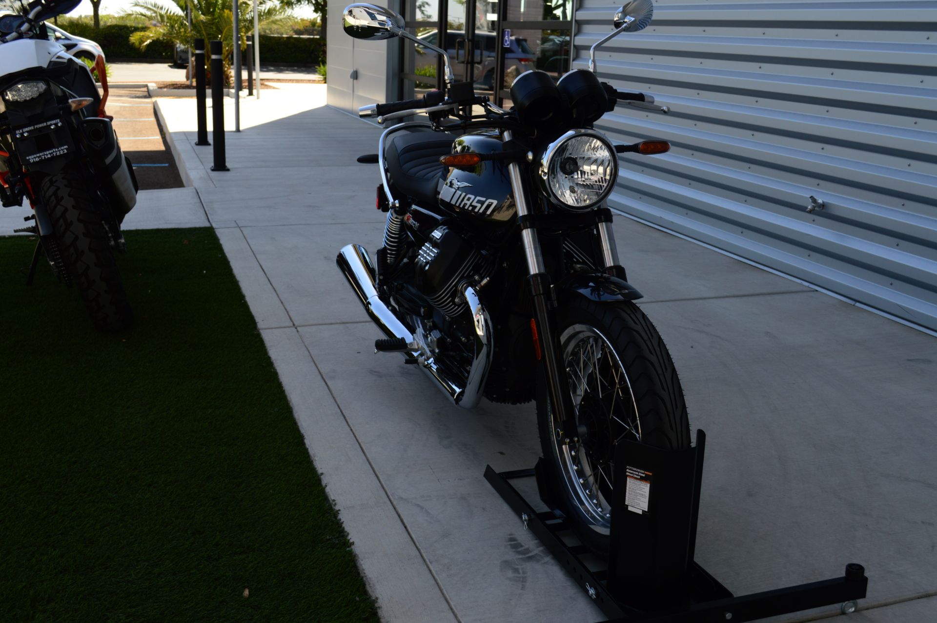 2023 Moto Guzzi V7 Special in Elk Grove, California - Photo 4