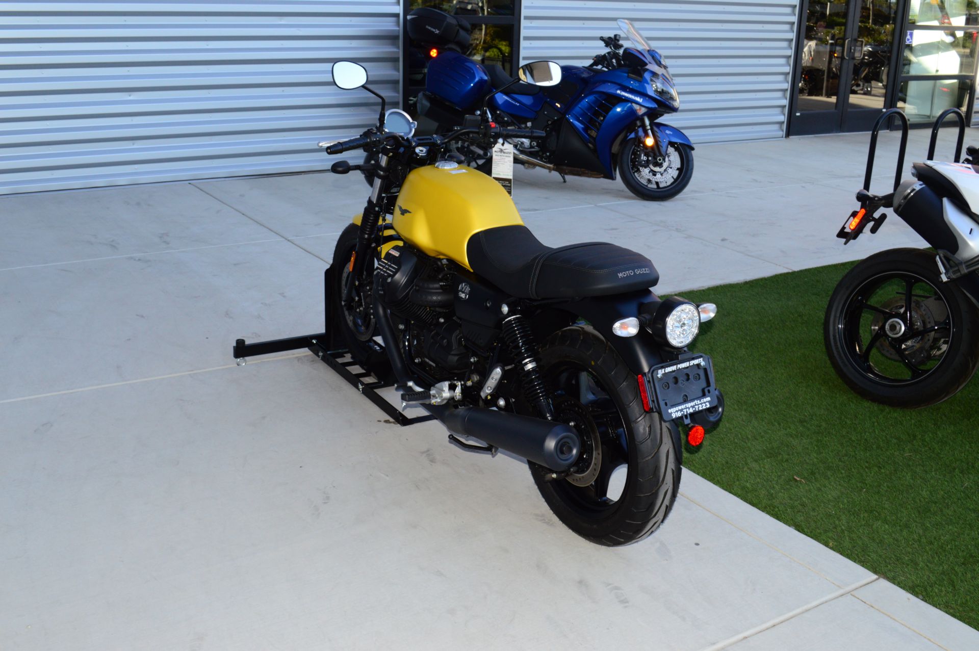 2022 Moto Guzzi V7 Stone in Elk Grove, California - Photo 7