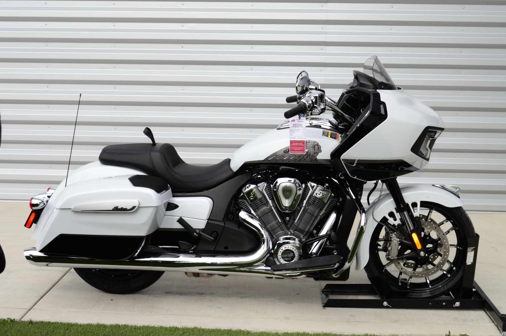 2024 Indian Motorcycle Challenger® Limited with PowerBand Audio Package in Elk Grove, California - Photo 8