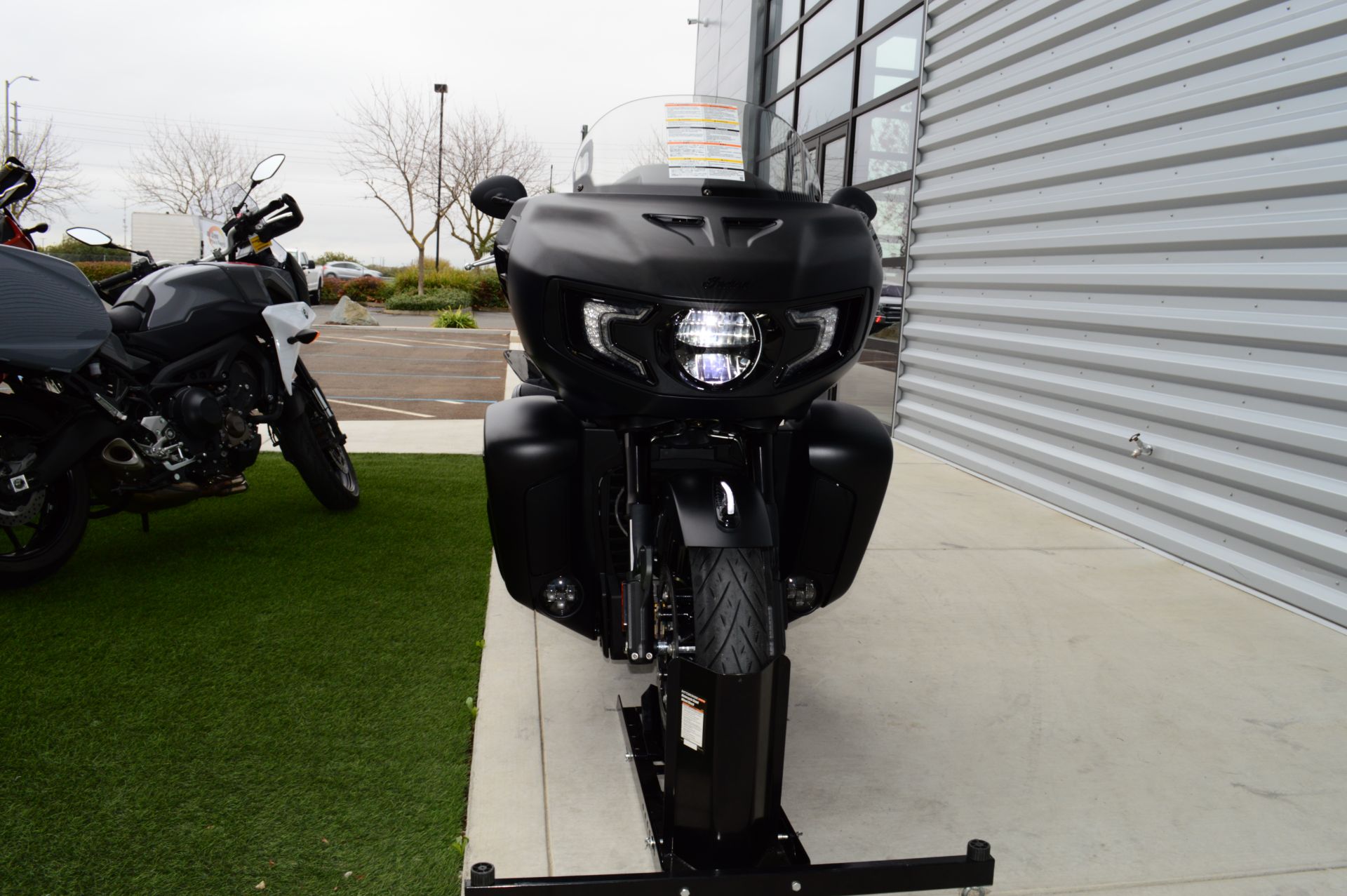 2024 Indian Motorcycle Pursuit® Dark Horse® with PowerBand Audio Package in Elk Grove, California - Photo 9