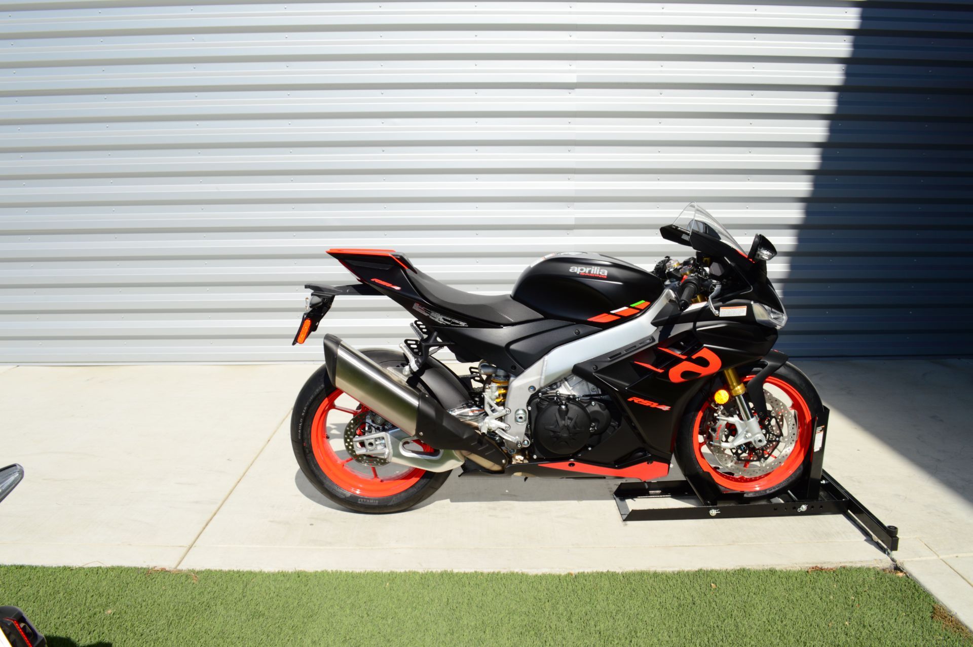 2024 Aprilia RSV4 1100 in Elk Grove, California - Photo 4