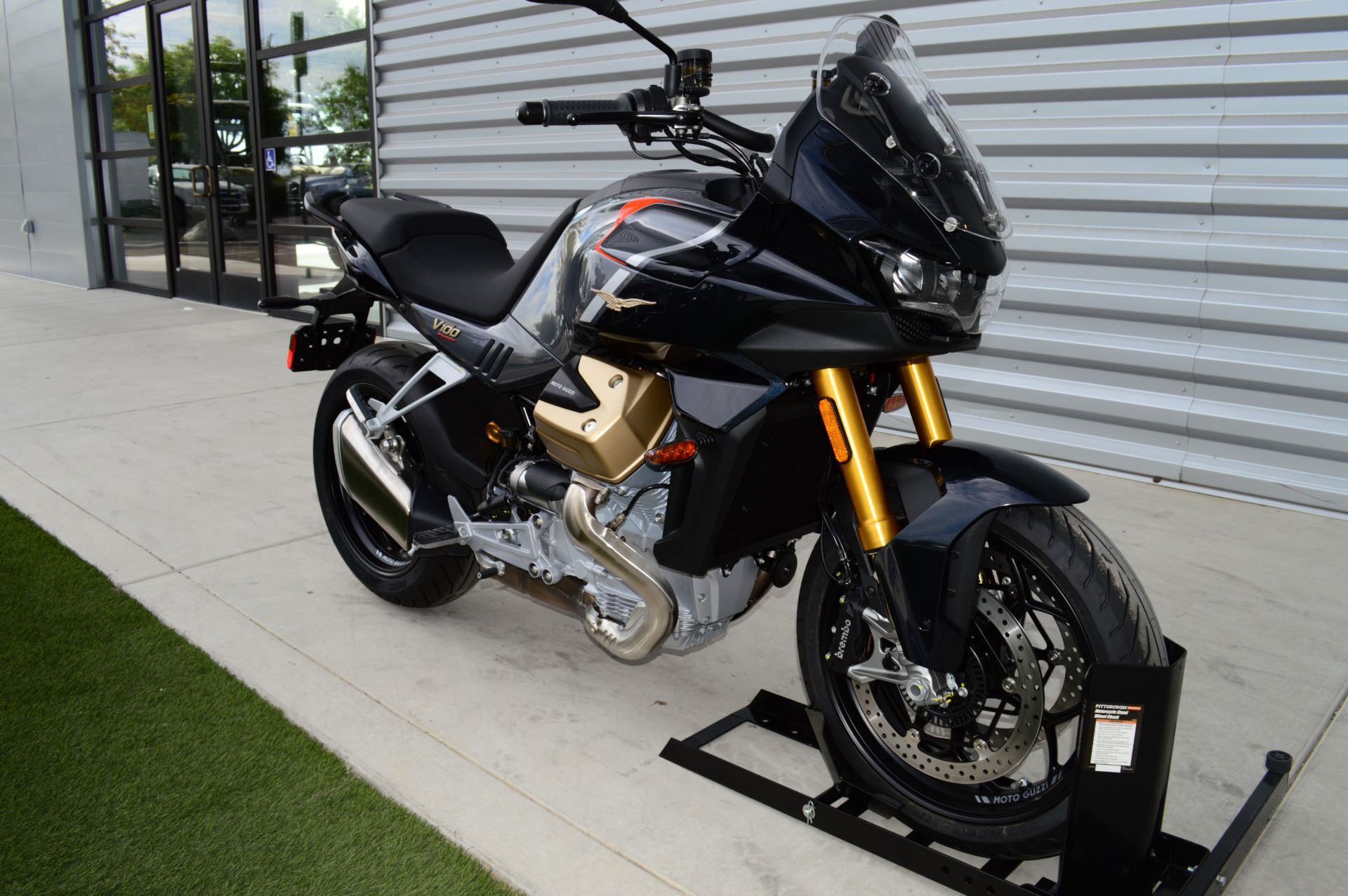 2023 Moto Guzzi V100 Mandello S in Elk Grove, California - Photo 9