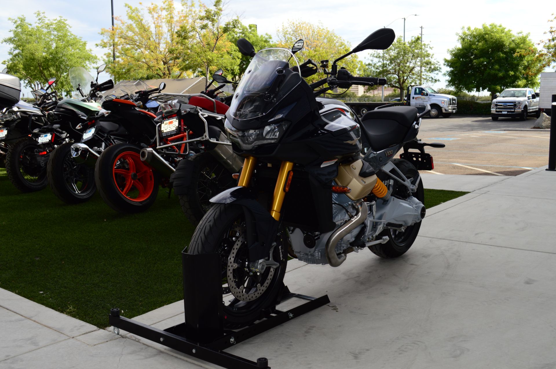 2023 Moto Guzzi V100 Mandello S in Elk Grove, California - Photo 10