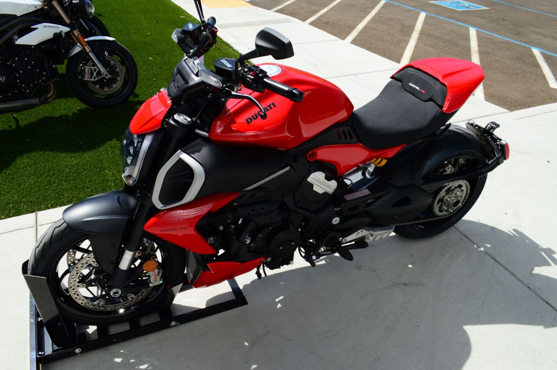 2023 Ducati Diavel V4 in Elk Grove, California - Photo 7