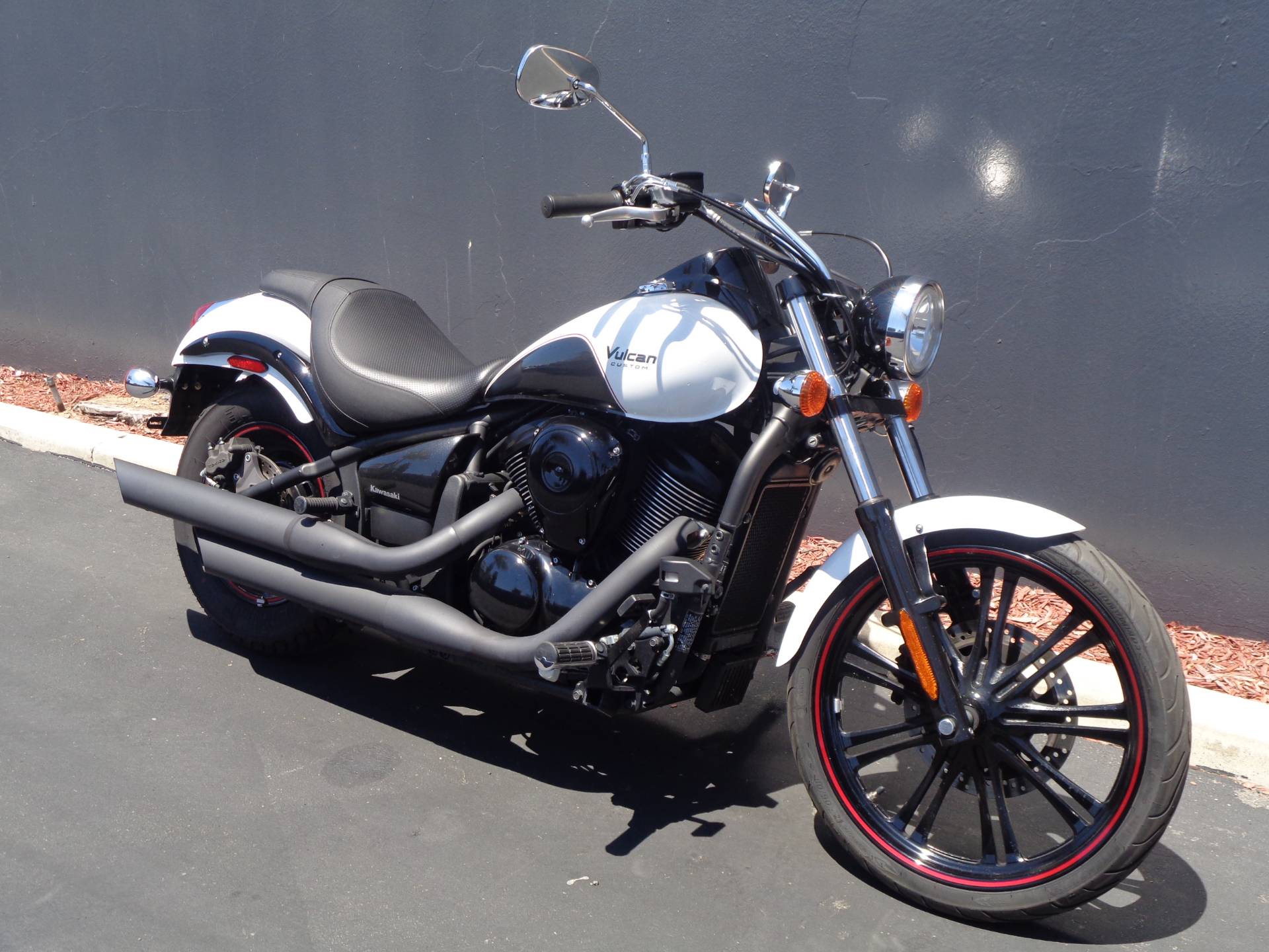2016 Kawasaki Vulcan 900 Custom | Motorcycles in Chula Vista CA | 065216 Pearl Crystal White / Metallic Carbon Gray