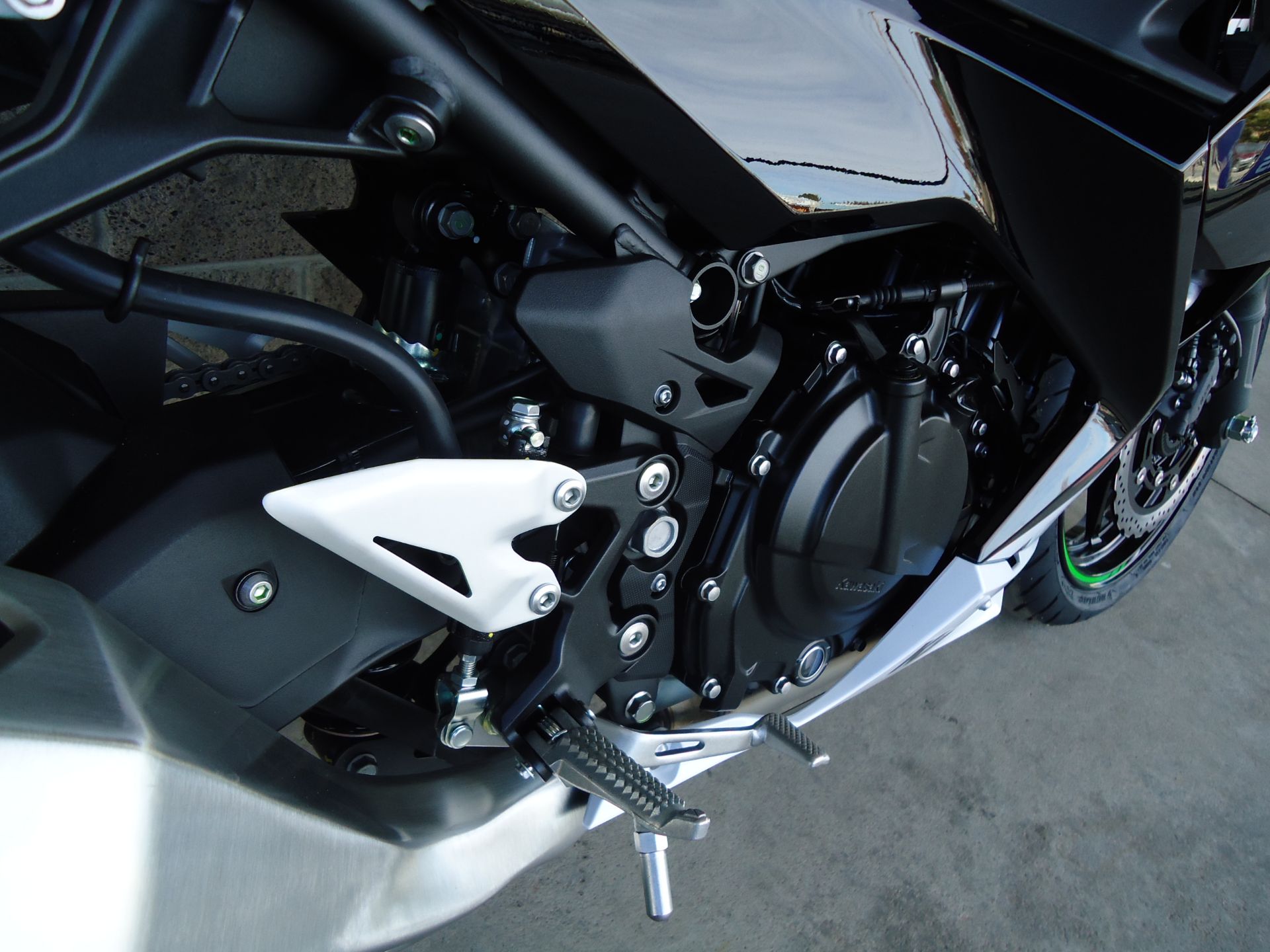 2022 Kawasaki Ninja 400 ABS KRT Edition in Denver, Colorado - Photo 9