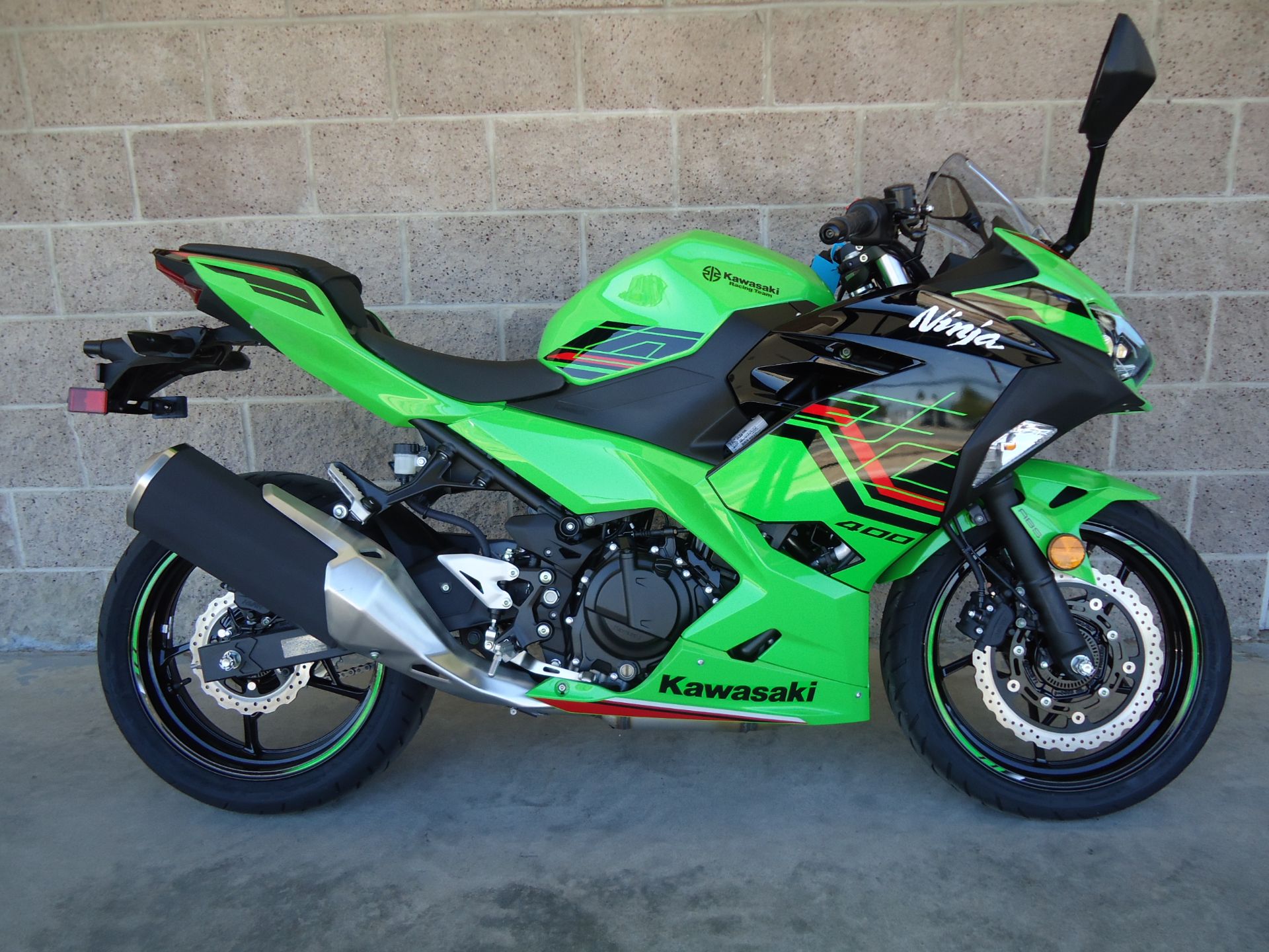 2023 Kawasaki Ninja 400 KRT Edition in Denver, Colorado - Photo 2
