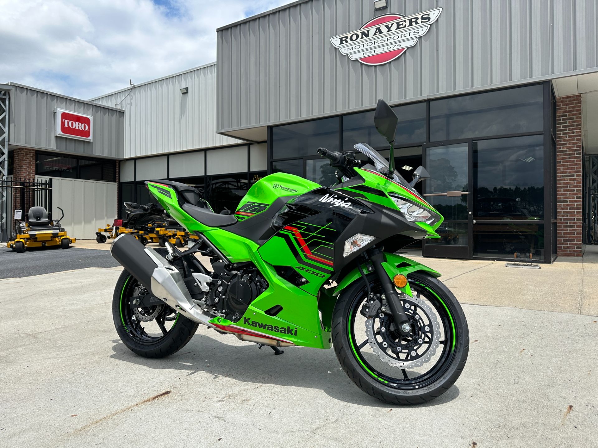 2023 Kawasaki Ninja 400 KRT Edition in Greenville, North Carolina - Photo 2