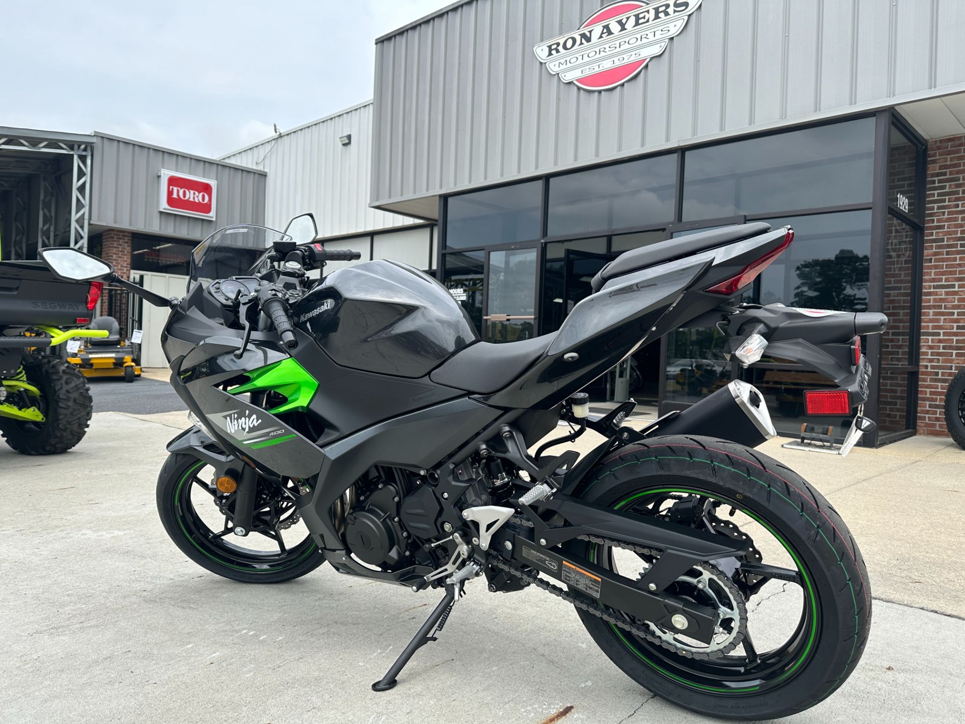 2023 Kawasaki Ninja 400 in Greenville, North Carolina - Photo 15