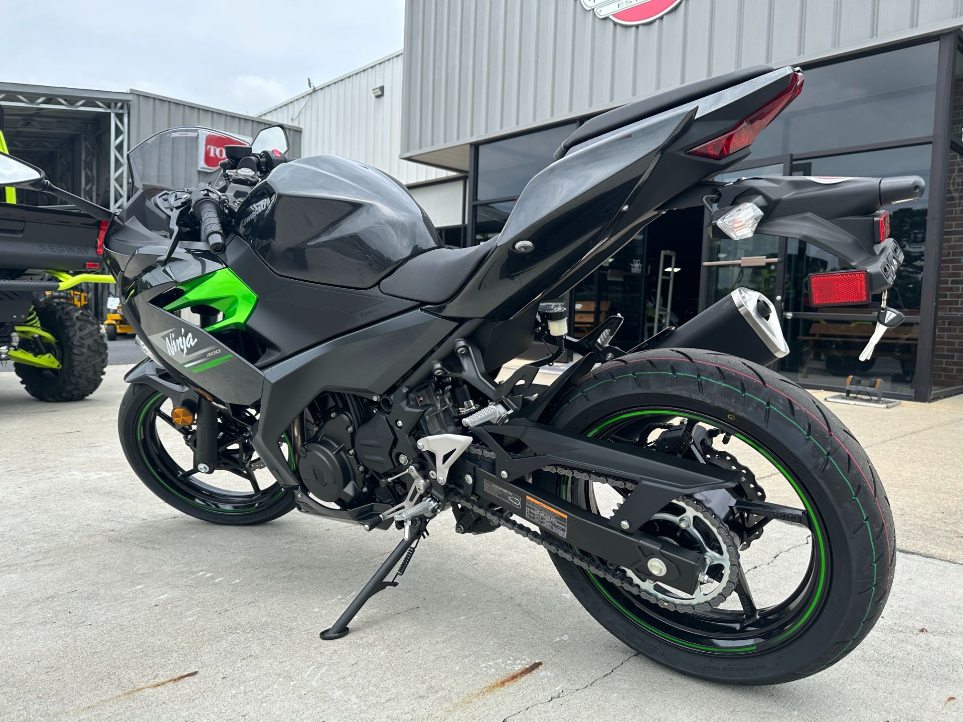 2023 Kawasaki Ninja 400 in Greenville, North Carolina - Photo 17