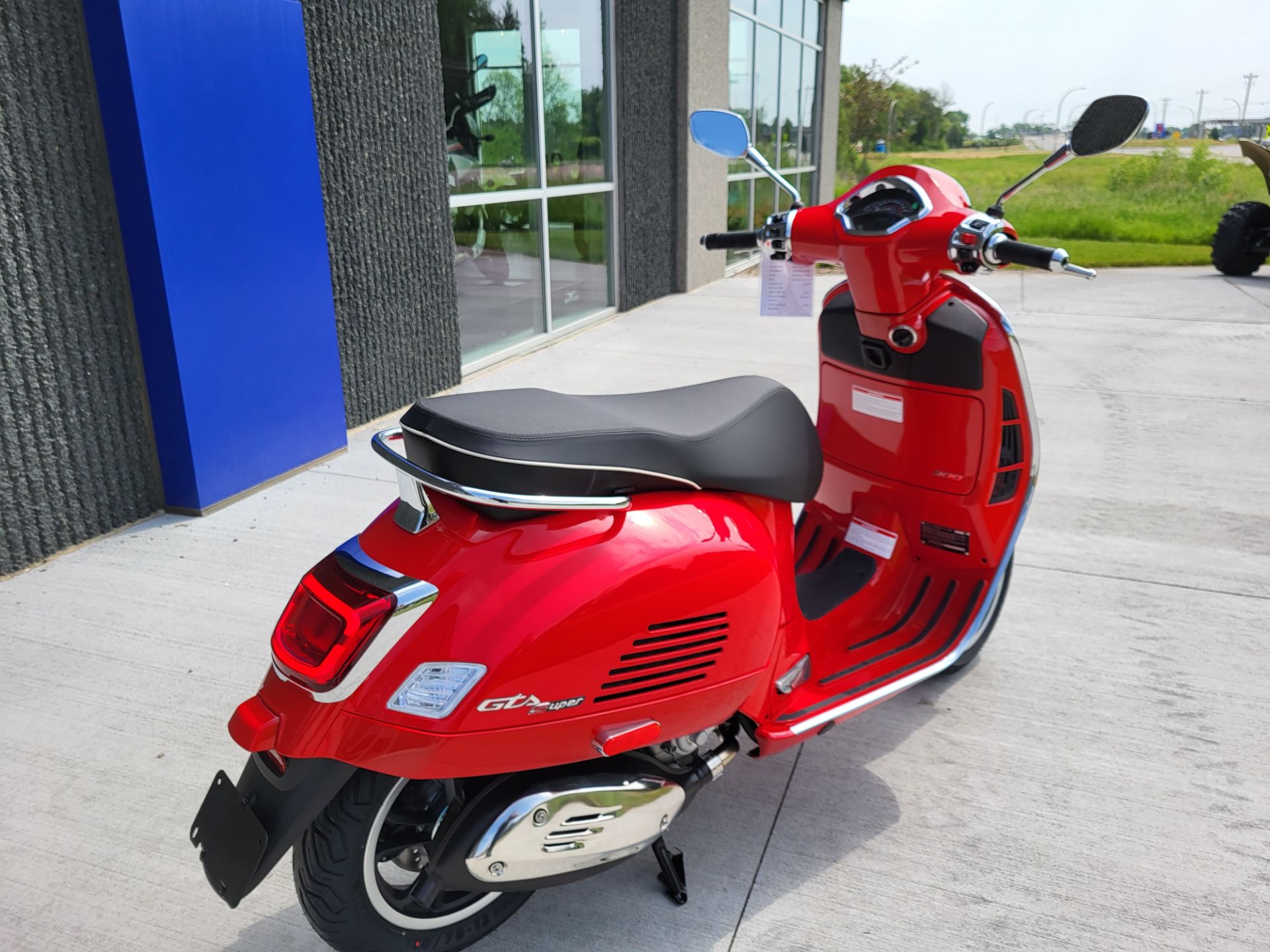 2024 Vespa GTS Super 300 in Forest Lake, Minnesota - Photo 3