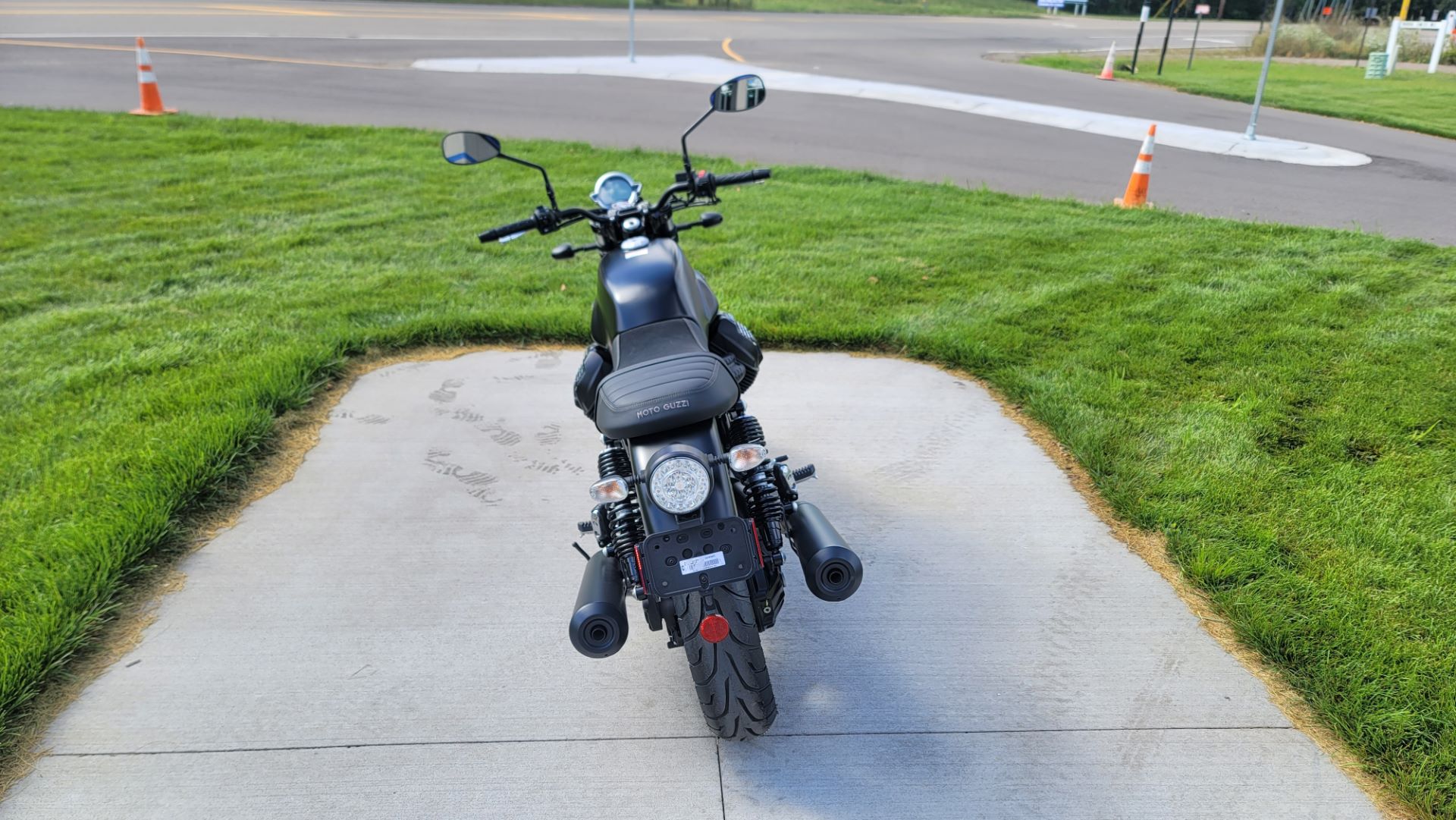 2022 Moto Guzzi V7 Stone E5 in Columbus, Minnesota - Photo 8