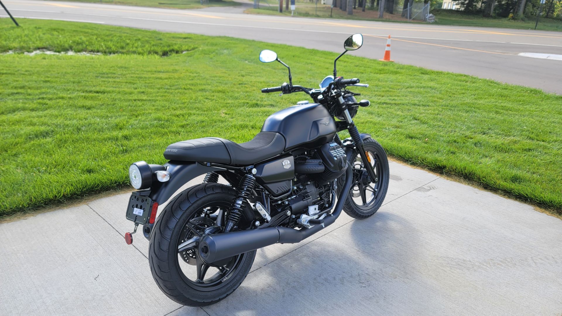 2022 Moto Guzzi V7 Stone E5 in Columbus, Minnesota - Photo 9