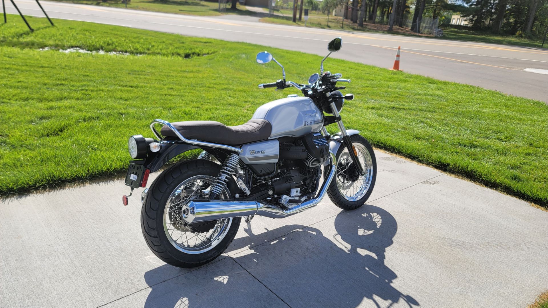 2022 Moto Guzzi V7 Special E5 in Columbus, Minnesota - Photo 9