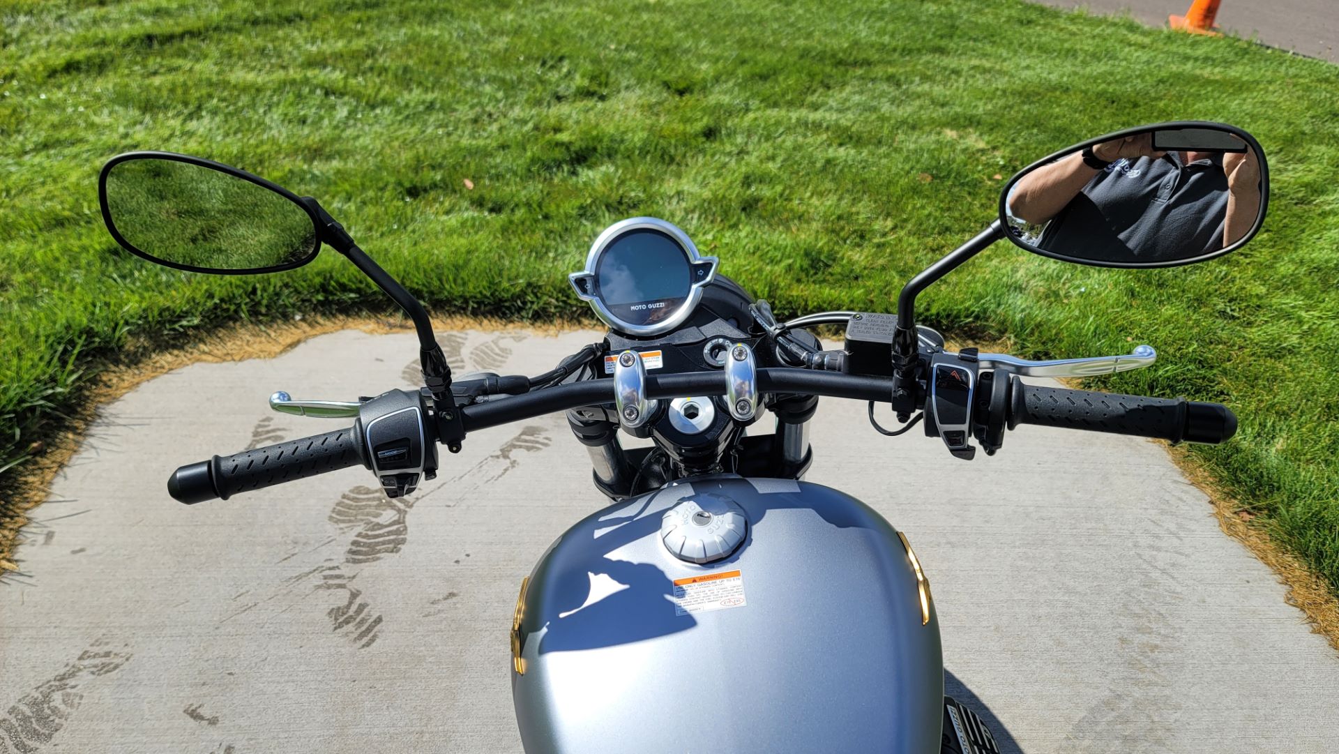 2022 Moto Guzzi V9 Bobber Centenario E5 in Columbus, Minnesota - Photo 10