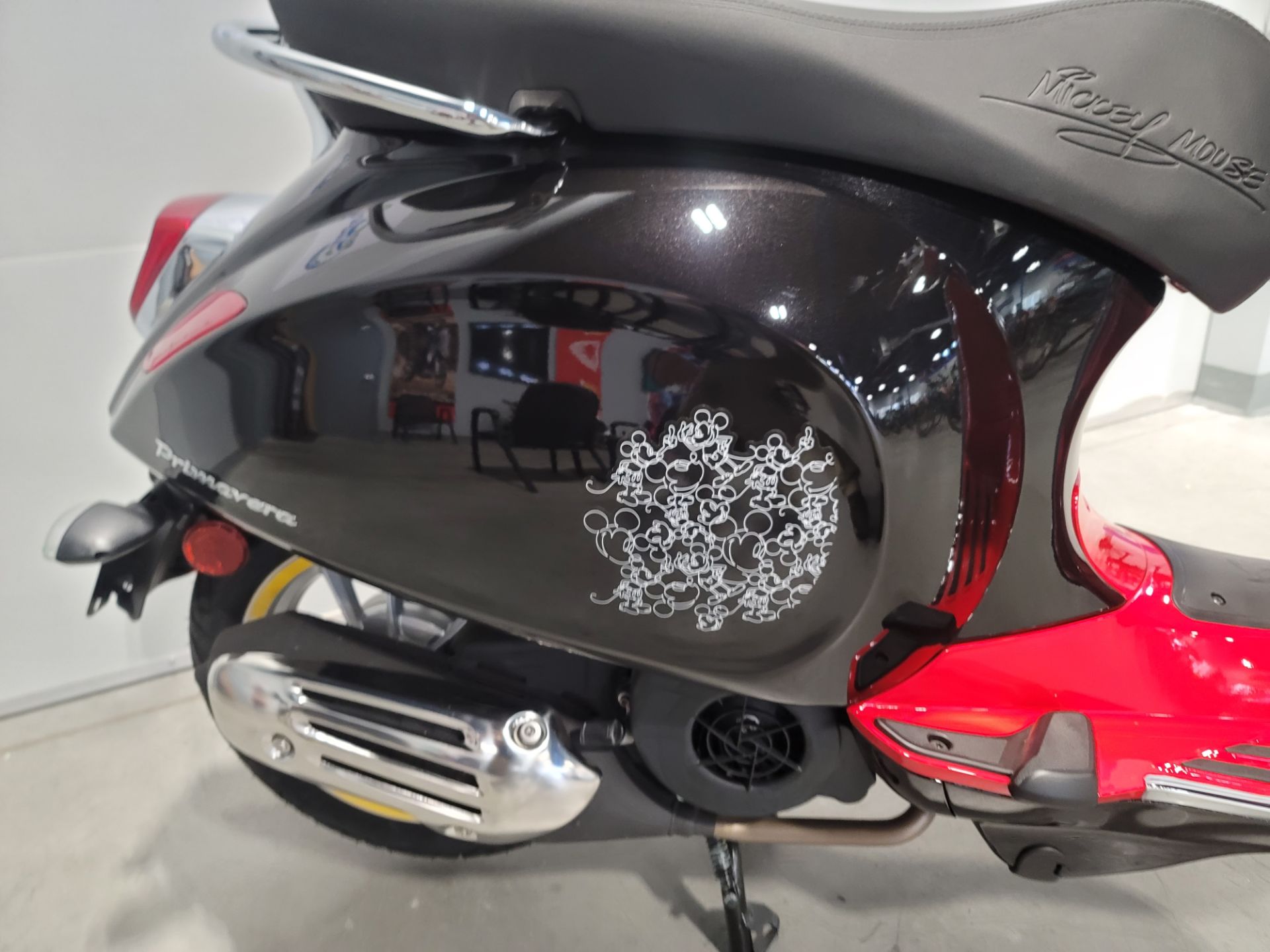 2023 Vespa Primavera 150 Disney Mickey Mouse Edition By Vespa in Forest Lake, Minnesota - Photo 9