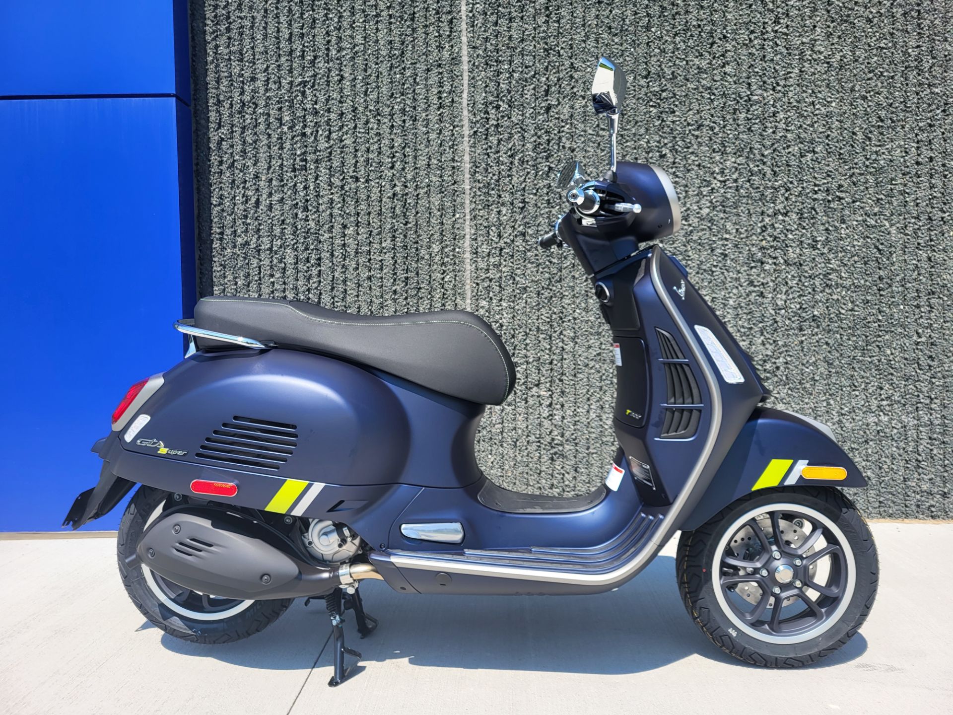 2024 Vespa GTS Super 300 Tech in Forest Lake, Minnesota - Photo 2