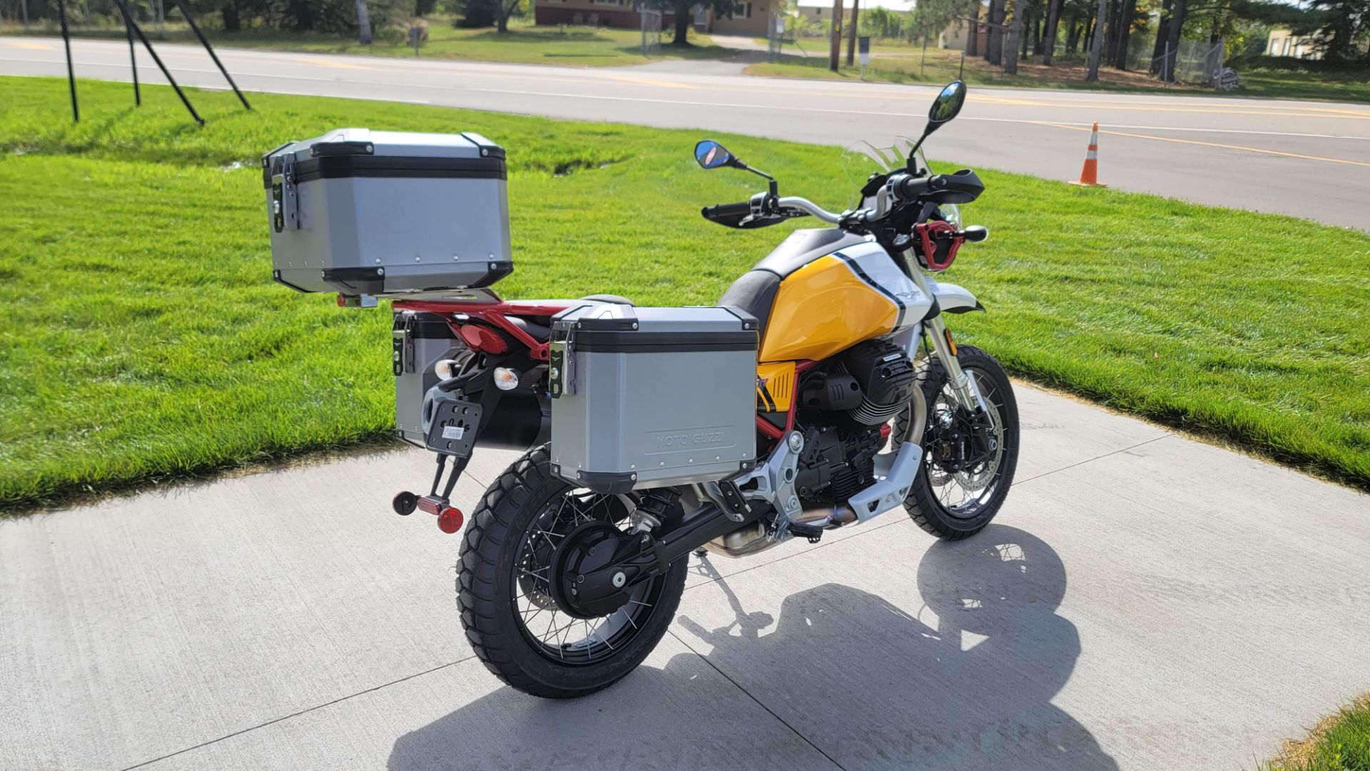 2023 Moto Guzzi V85 TT Adventure in Forest Lake, Minnesota - Photo 10