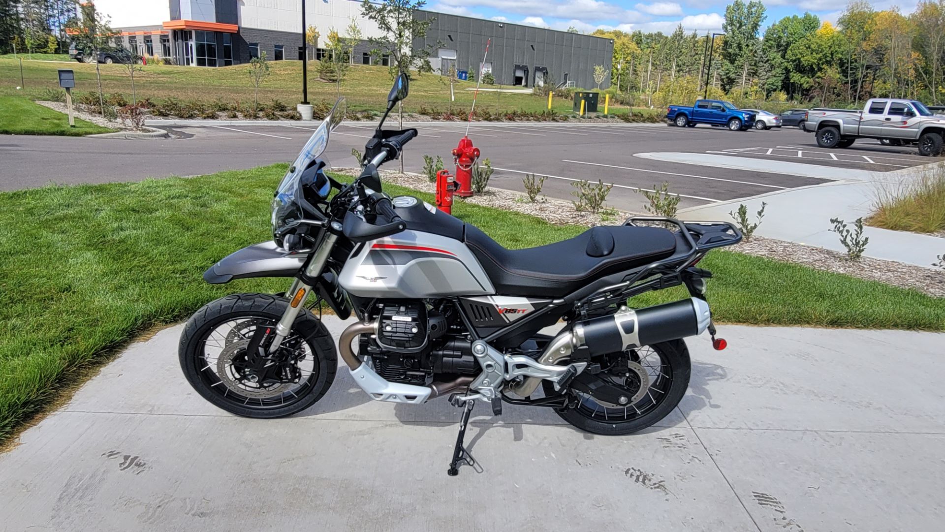 2022 Moto Guzzi V85 TT Travel E5 in Columbus, Minnesota - Photo 4