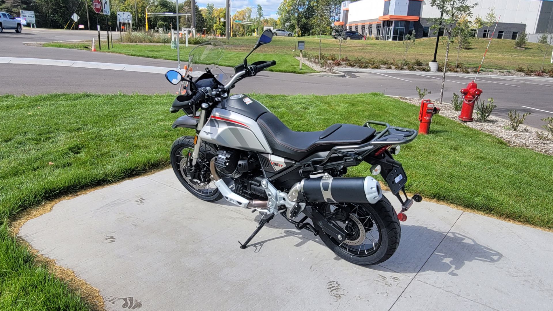 2022 Moto Guzzi V85 TT Travel E5 in Columbus, Minnesota - Photo 8