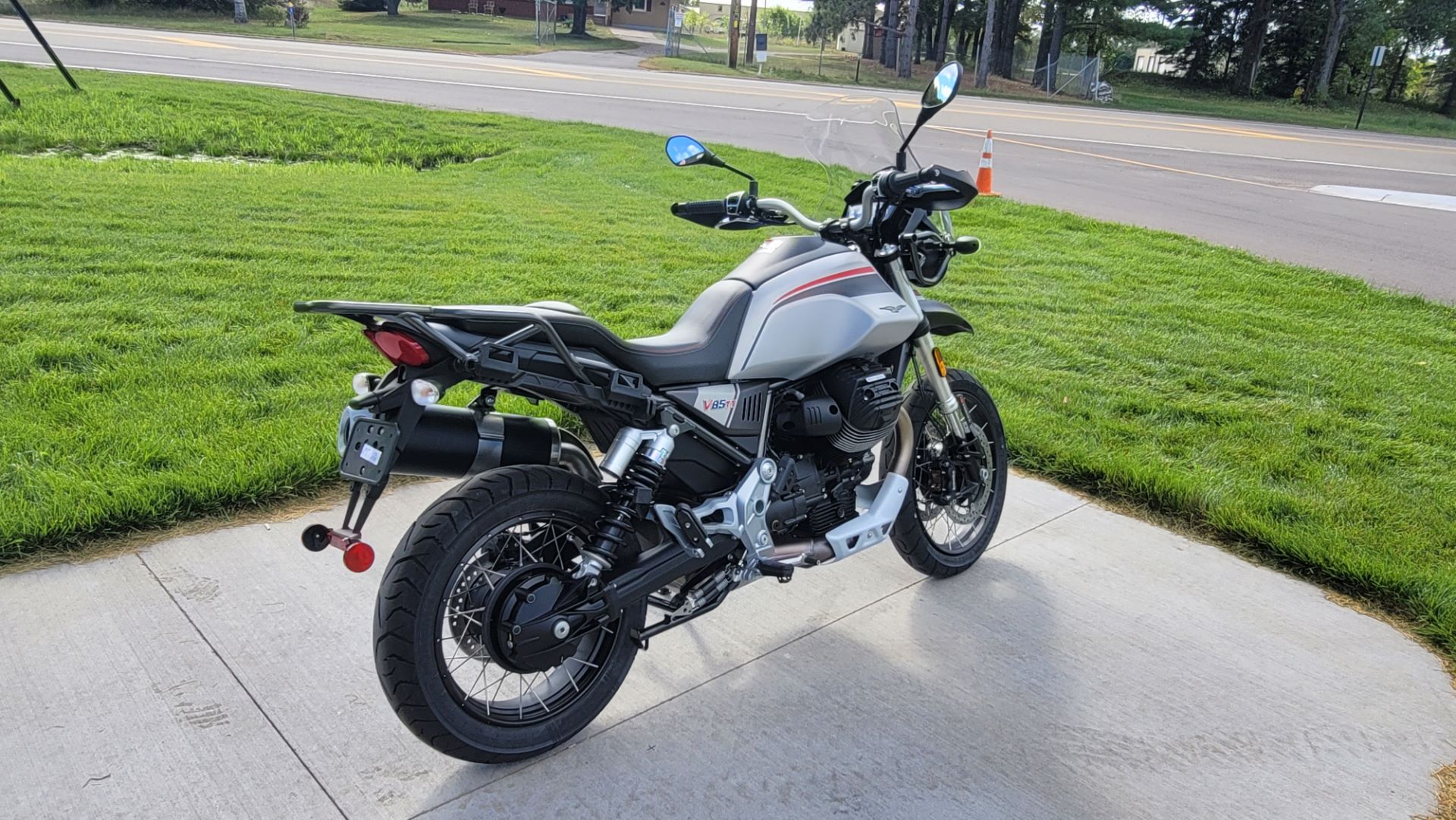 2022 Moto Guzzi V85 TT Travel E5 in Columbus, Minnesota - Photo 9