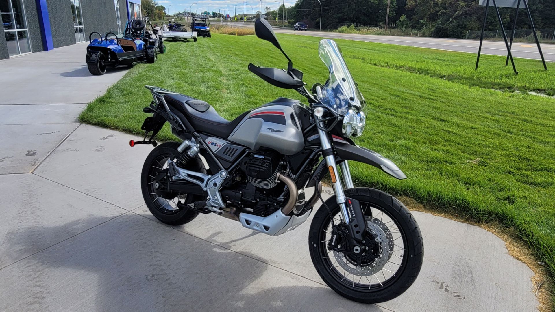 2022 Moto Guzzi V85 TT Travel E5 in Columbus, Minnesota - Photo 3