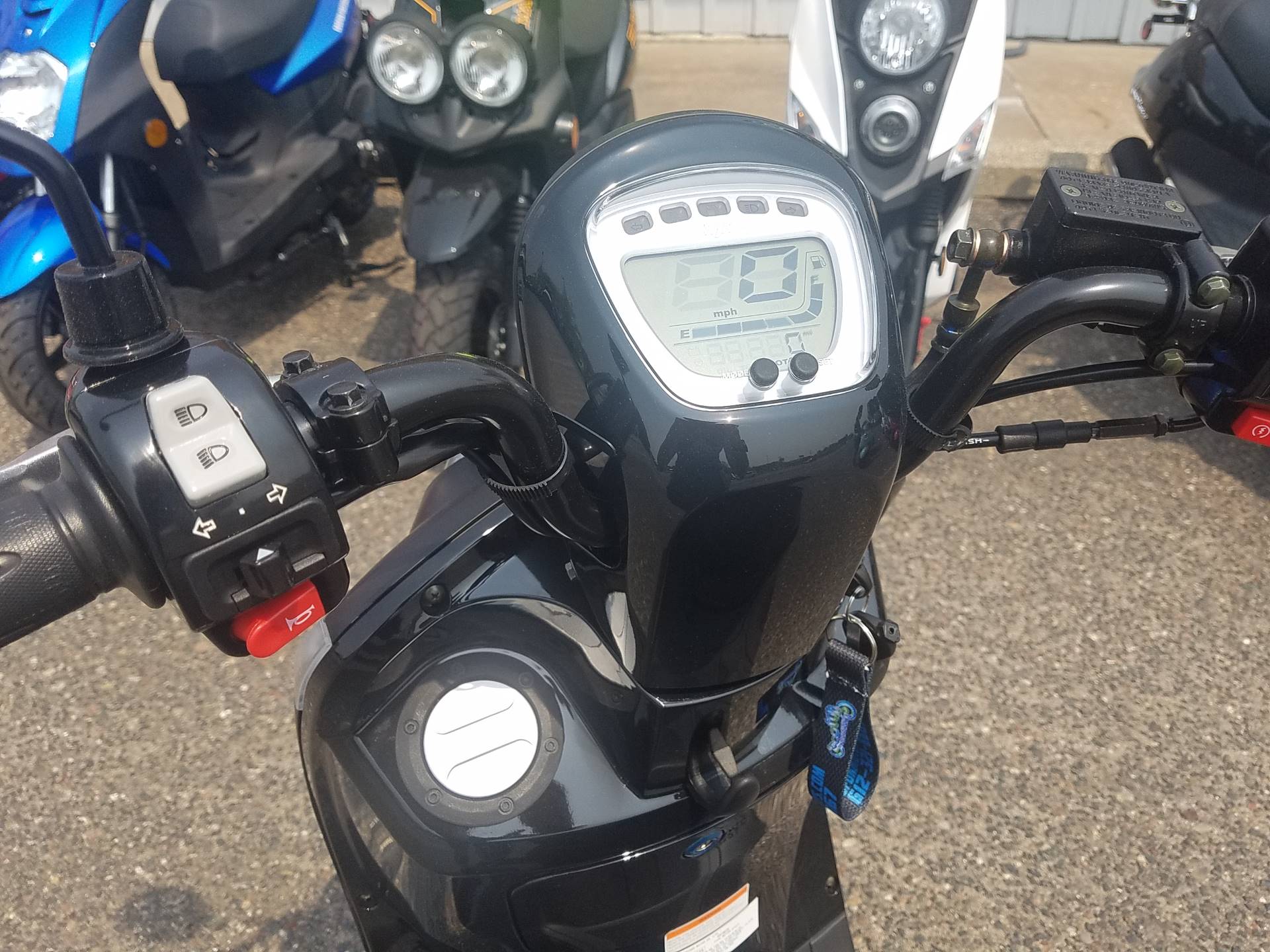2022 SYM Mio 49cc Scooter in Forest Lake, Minnesota - Photo 9
