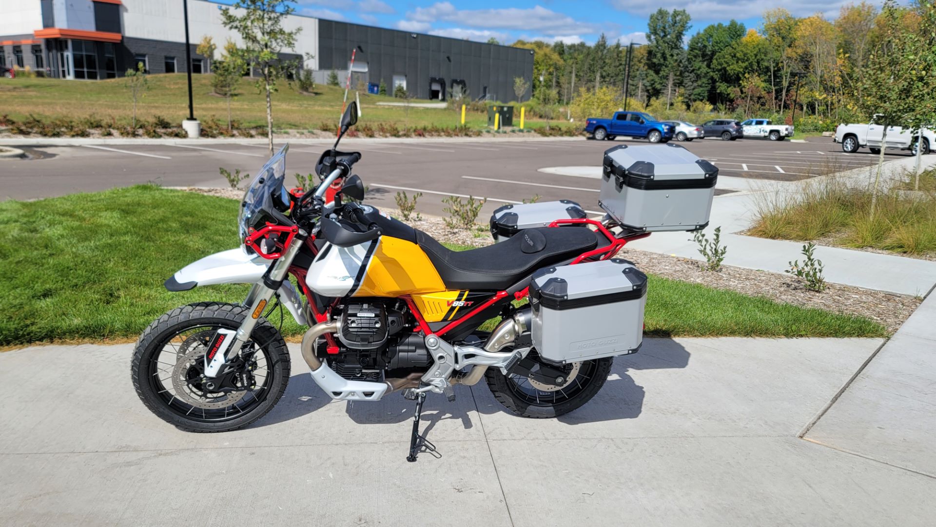 2022 Moto Guzzi V85 TT Adventure E5 in Columbus, Minnesota - Photo 2